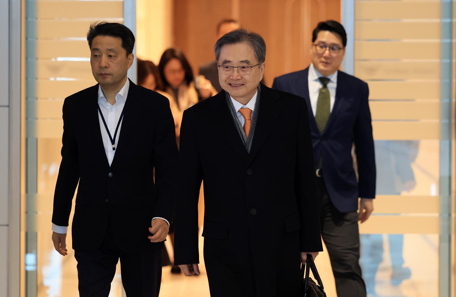 조현 외교부 장관이 3일 인천공항을 통해 워싱턴으로 출국하고 있다. 조 장관은 미국을 방문해 마크 루비오 한미 외교장관 회담을 갖는다. 뉴스1