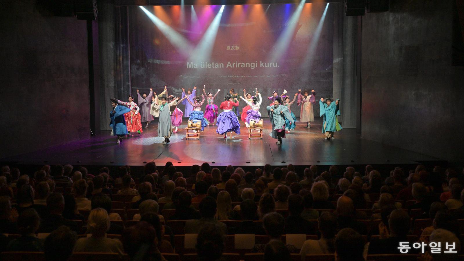 정선의 뮤지컬 퍼포먼스 ‘아리아라리’가 문화체육관광부의 ‘로컬 100’에 선정됐다. 사진은 지난해 6월 에스토니아 타르투에서 열린 ‘한국 문화의 날’에 공식 초청돼 공연 중인 아리아라리 모습. 정선군 제공