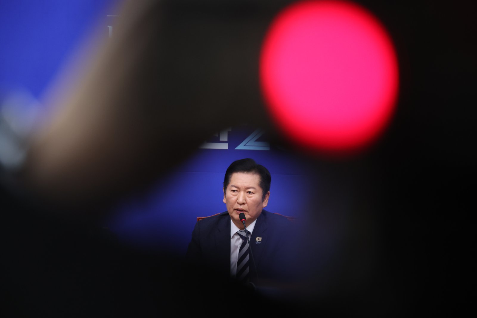 정청래 더불어민주당 대표가 2일 오전 서울 여의도 국회에서 열린 최고위원회의에서 발언을 하고 있는 가운데 ENG 카메라에 빨간불이 켜져있다.2026.02.02. [서울=뉴시스]