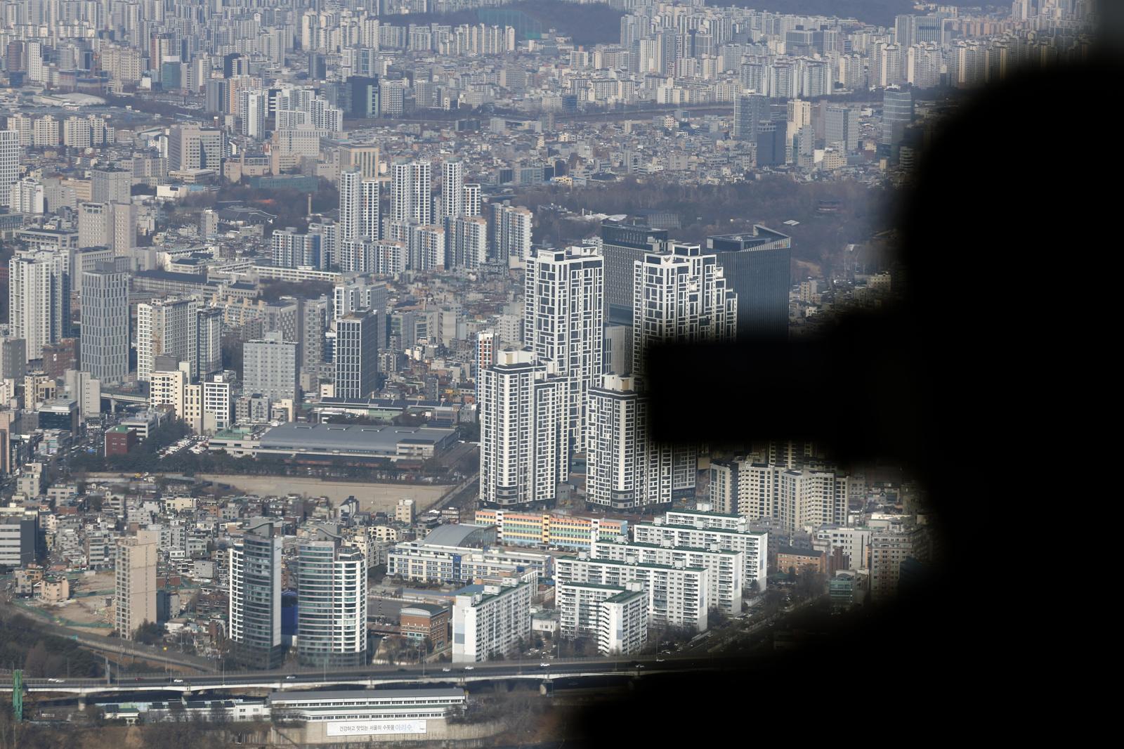 이재명 대통령이 “부동산 정상화는 5000피(코스피 5000), 계곡 정비보다 훨씬 쉽고 더 중요한 일＂이라며 ＂이번이 마지막 기회였음을 곧 알게 될 것＂이라고 밝힌 다음 날인 1일 서울시 송파구 올림픽로 롯데 월드 타워 서울스카이 전망대에서 아파트 등 주택 단지가 보이고 있다. 2026.2.1/뉴스1