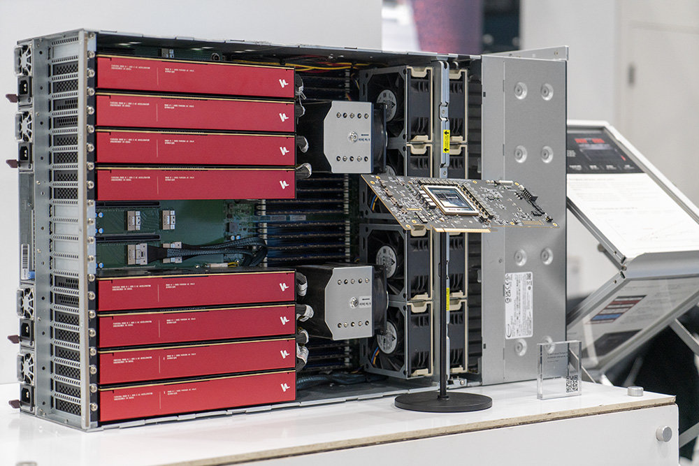 퓨리오사AI의 2세대 NPU ‘RNGD’, 그리고 8장의 RNGD로 구성된 NXT-RNGD 서버 / 출처=IT동아