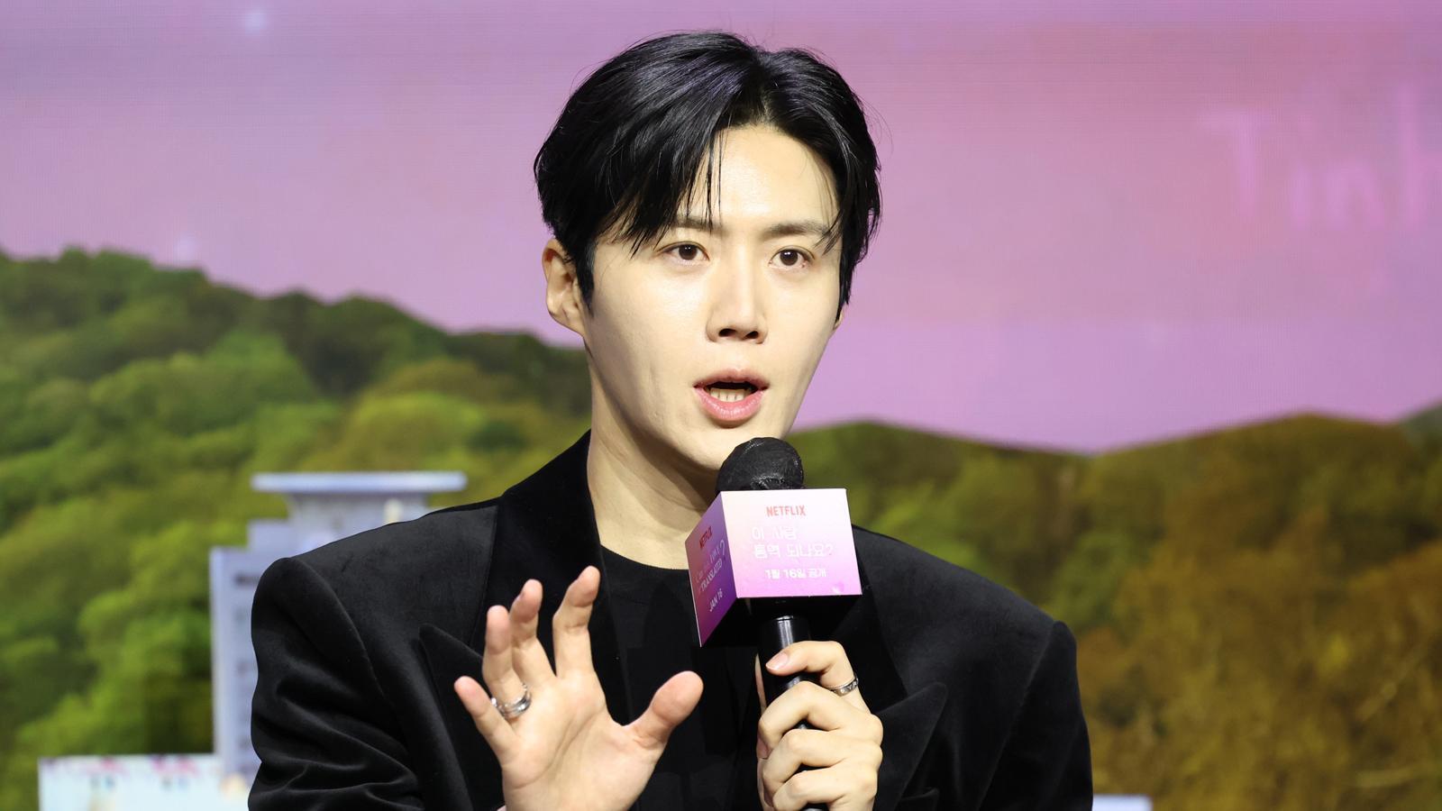 배우 김선호가 지난 1월 13일 오전 서울 강남구 조선 팰리스 서울 강남에서 열린 넷플릭스 시리즈 ‘이 사랑 통역 되나요?’ 제작발표회에서 취재진 질문에 답변하고 있다. 서울=뉴시스