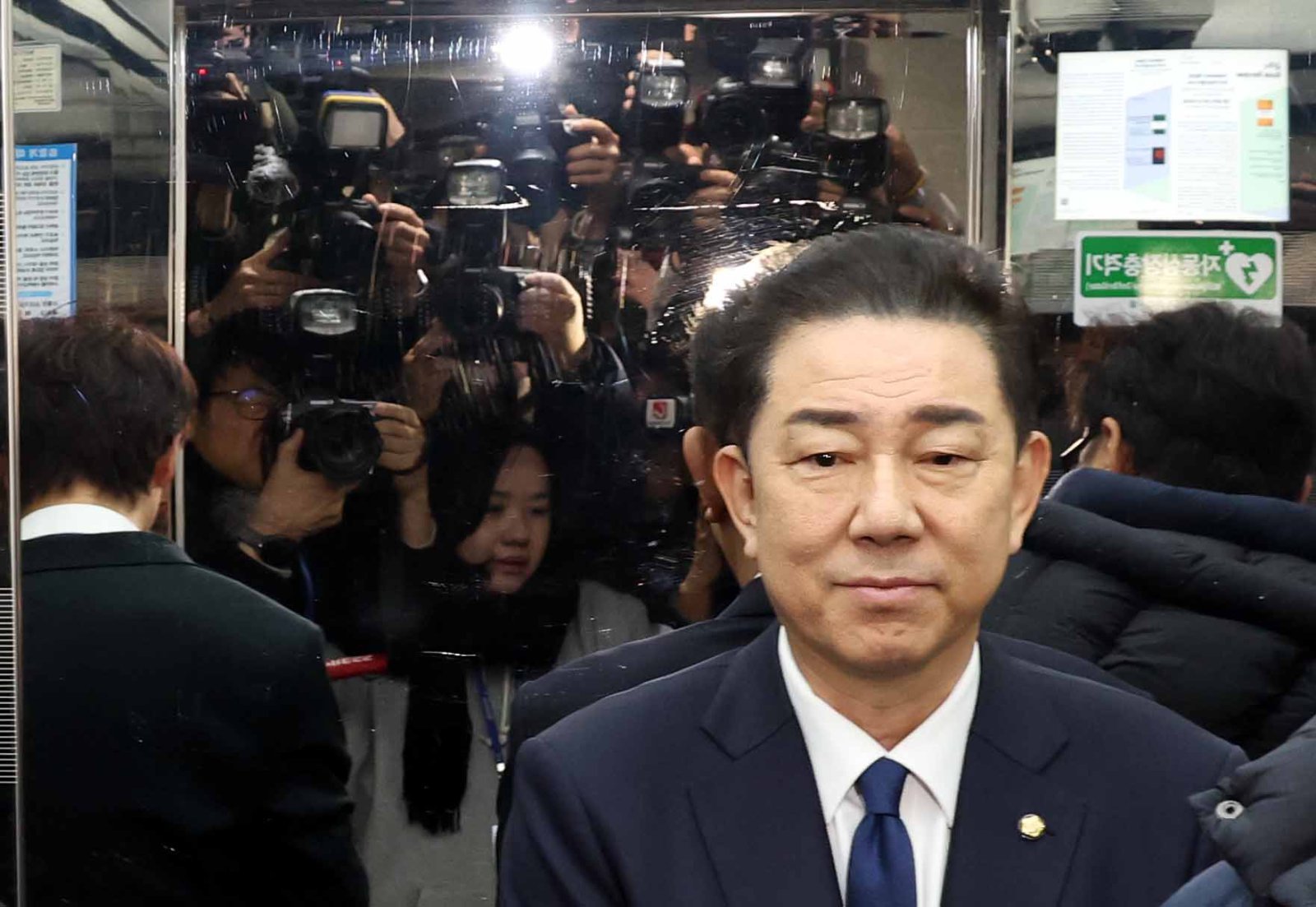 김병기 전 더불어민주당 원내대표가 19일 오전 서울 여의도 국회 소통관에서 ‘공천헌금‘의혹 관련 입장 발표를 마치고 엘리베이터로 이동하고 있다. 김 전 원내대표는 “징계에 대해 재심을 신청하지 않고 떠나겠다”고 ?꽁慧? 2026.01.19. [서울=뉴시스]