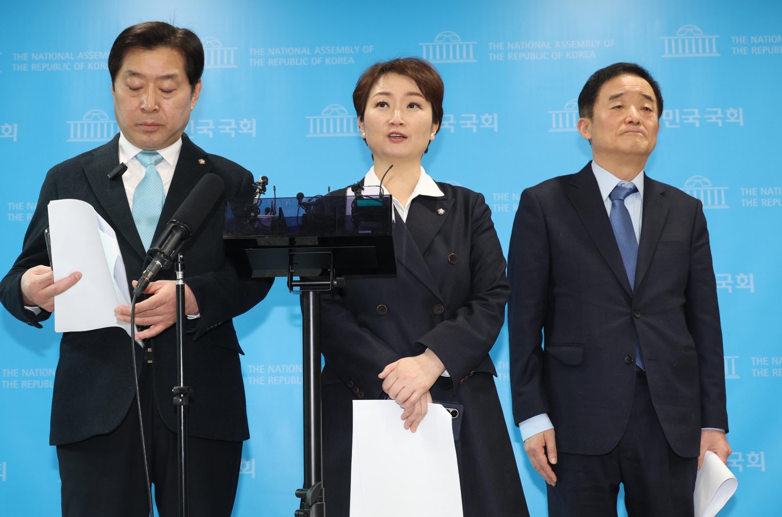 이언주 더불어민주당 최고위원이 23일 오후 서울 여의도 국회 소통관에서 열린 ‘정청래 대표의 조국혁신당 합당 제안 발표‘ 관련 입장 발표 기자회견을 마치고 취재진의 질문에 답변하고 있다.왼쪽부터 황명선, 이언주, 강득구 최고위원. 2026.01.23. [서울=뉴시스]