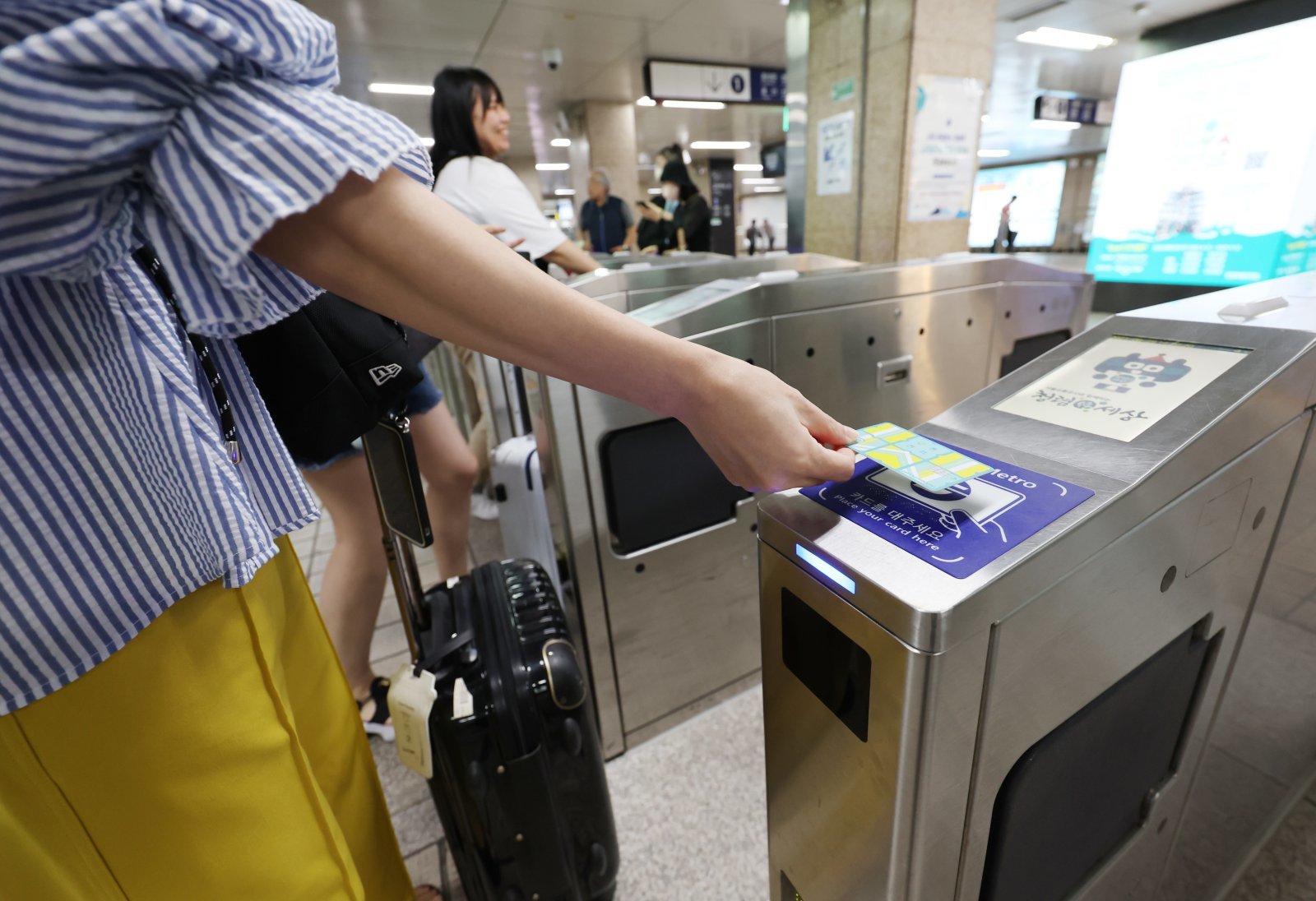 서울역에서 시민들이 지하철을 이용하는 모습. 뉴스1