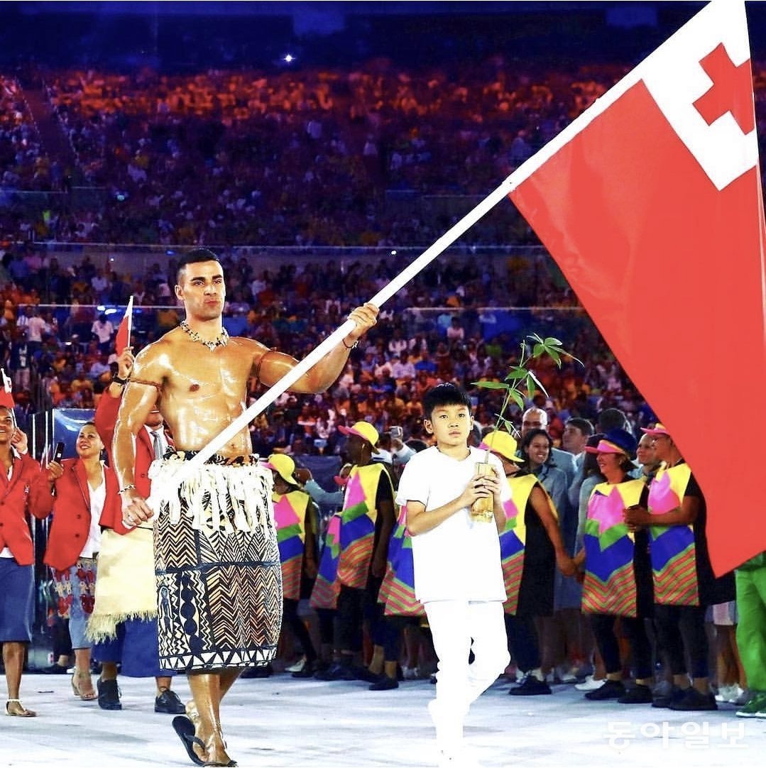 자신의 첫 올림픽인 2016년 리우 대회 개회식 당시 타우파토푸아의 모습. 사진출처 피타 타우파토푸아 인스타그램