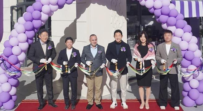 최준경 더벤티 대표와 김한나 코트라 암만 무역관 관장 등 관계자들이 참석해 요르단 매장 오픈식을 진행하는 모습.(더벤티 제공)