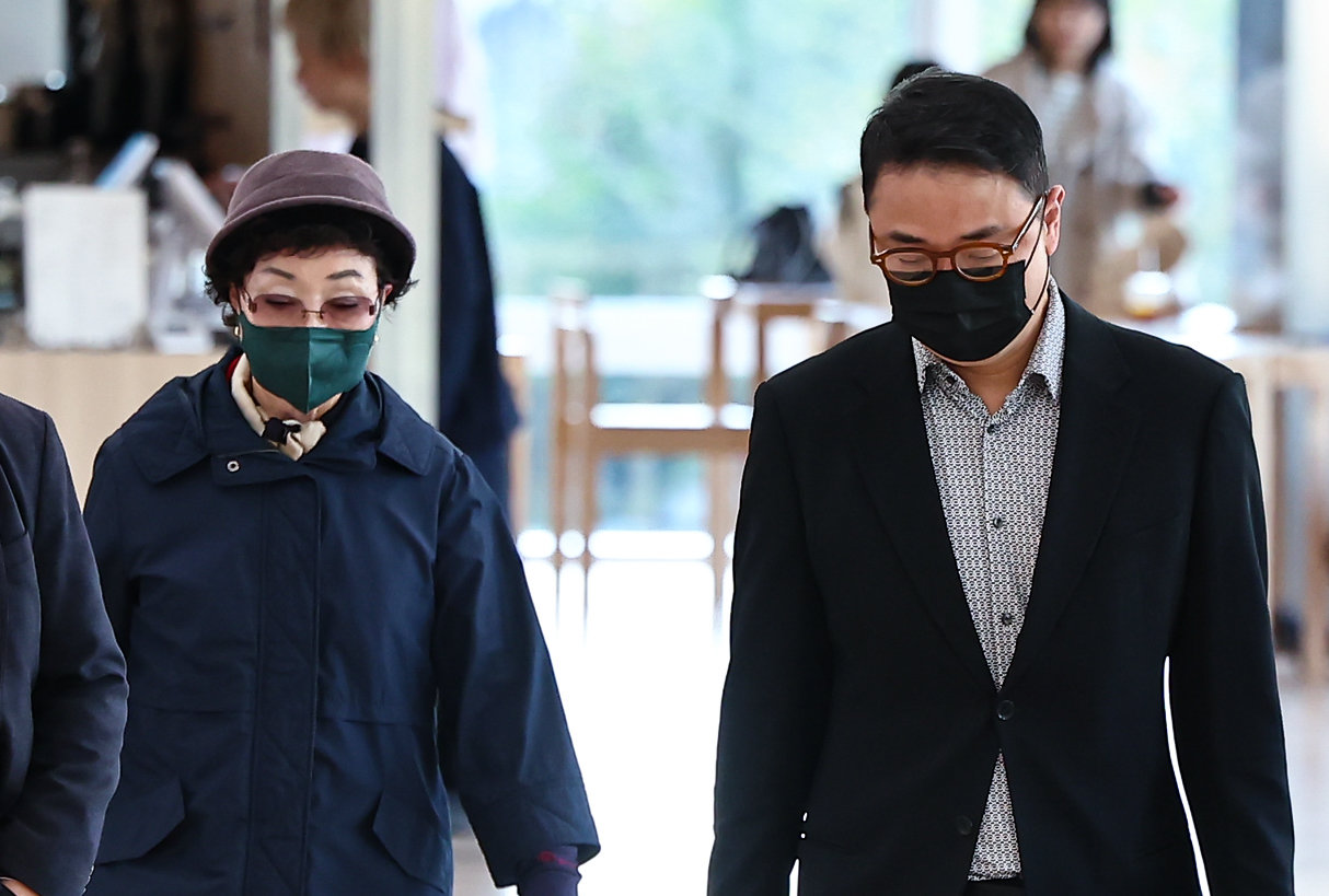 윤석열 전 대통령의 부인 김건희 여사의 모친 최은순씨와 오빠 김진우씨가 4일 오전 서울 종로구 KT광화문빌딩 웨스트에 마련된 김건희특검 사무실에 피의자 신분으로 출석하고 있다. 2025.11.4/뉴스1