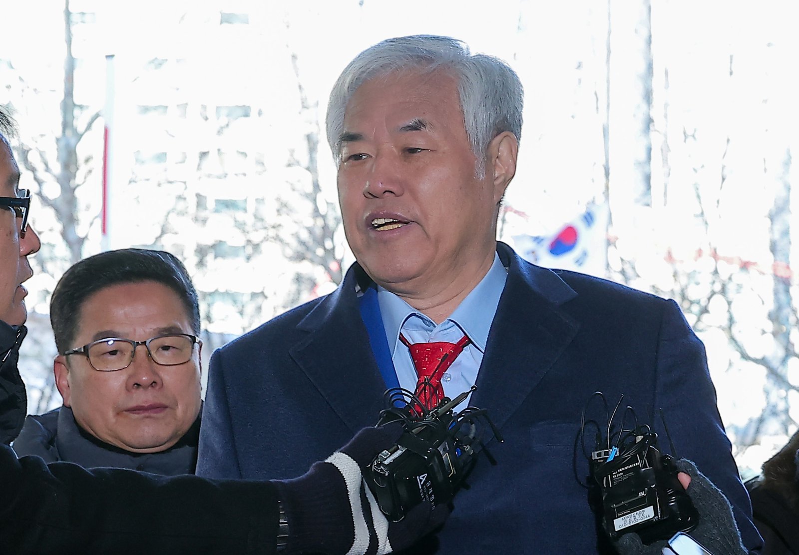 서부지법 난동 사태를 선동한 혐의를 받고 있는 전광훈 사랑제일교회 목사가 지난달 13일 서울 마포구 서울서부지방법원에서 열린 구속 전 피의자 심문(영장실질심사)에 출석하며 취재진의 질문에 답하고 있다.  2026.1.13/뉴스1