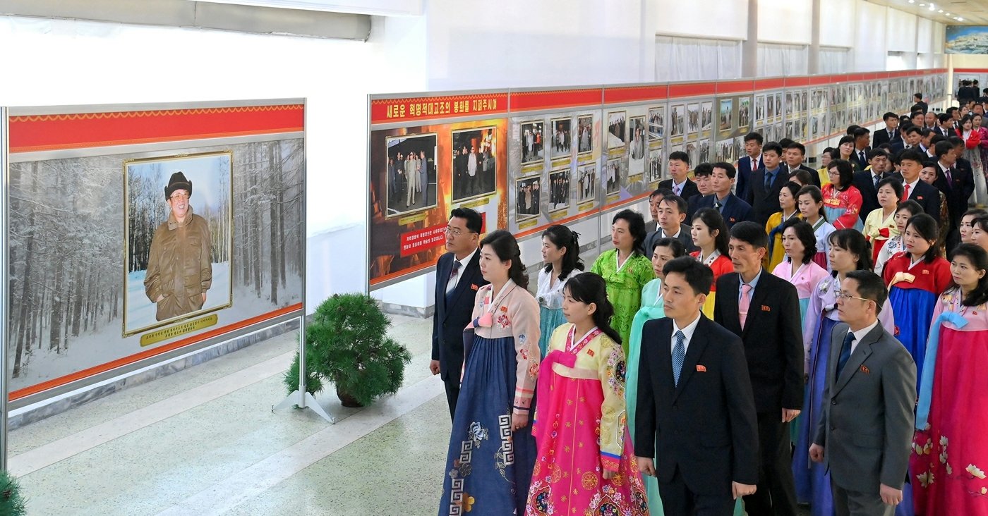 북한 노동당 기관지 노동신문은 3일 “위대한 영도자 김정일 동지 탄생 84돌(주년) 경축 중앙사진전람회 ‘자력갱생의 기치를 높이 드시고’가 개막됐다”라고 보도했다. (평양 노동신문=뉴스1)