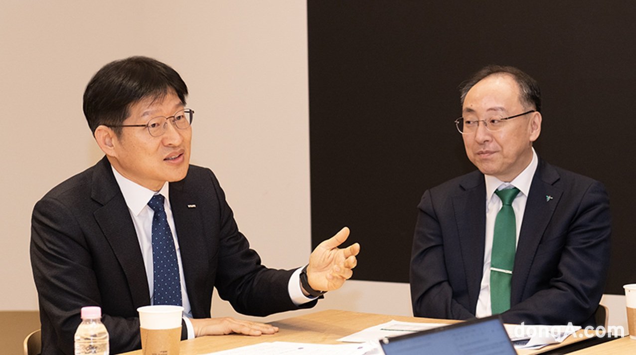 지난달 30일 서울 중구 을지로 하나은행 본점에서 장진욱 한국무역보험공사 중소중견사업본부 부사장(왼쪽)과 이정현 하나은행 외환사업단 상무가 수출금융 관련 대담을 나누고 있다. 한국무역보험공사 제공 