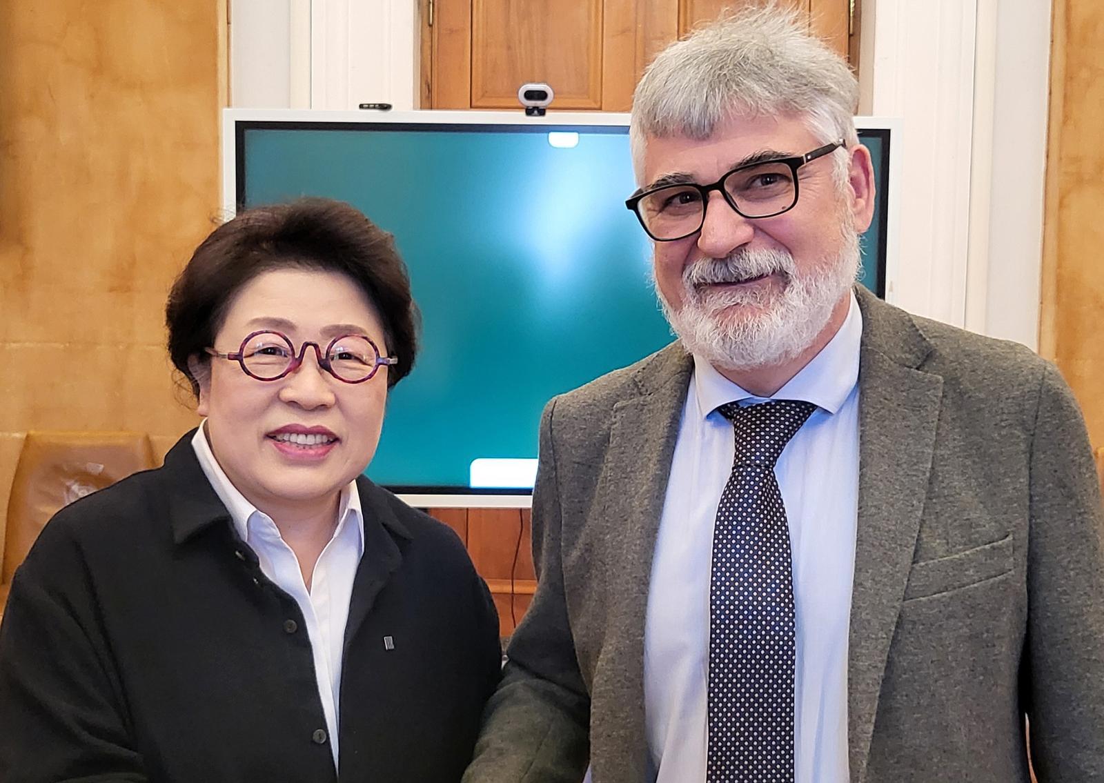 김종희 상명대 총장(왼쪽)과 카를로 마씨모 카씨올라(Carlo Massimo Casciola) 사피엔차 대학 공과대학장(오른쪽). 상명대학교 제공