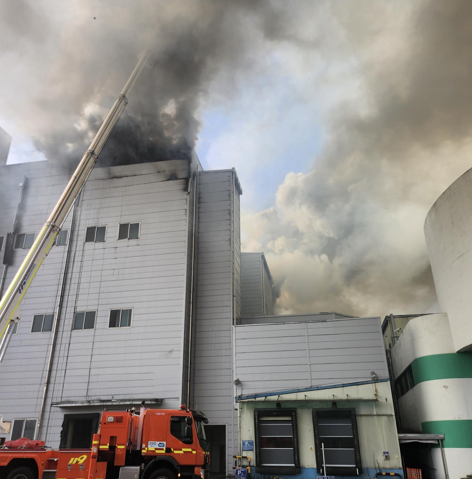 3일 오후 2시59분께 경기 시흥시 정왕동 SPC 삼립 시화공장에 불이 나 소방당국이 진화에 나섰다. 경기도소방재난본부 제공
