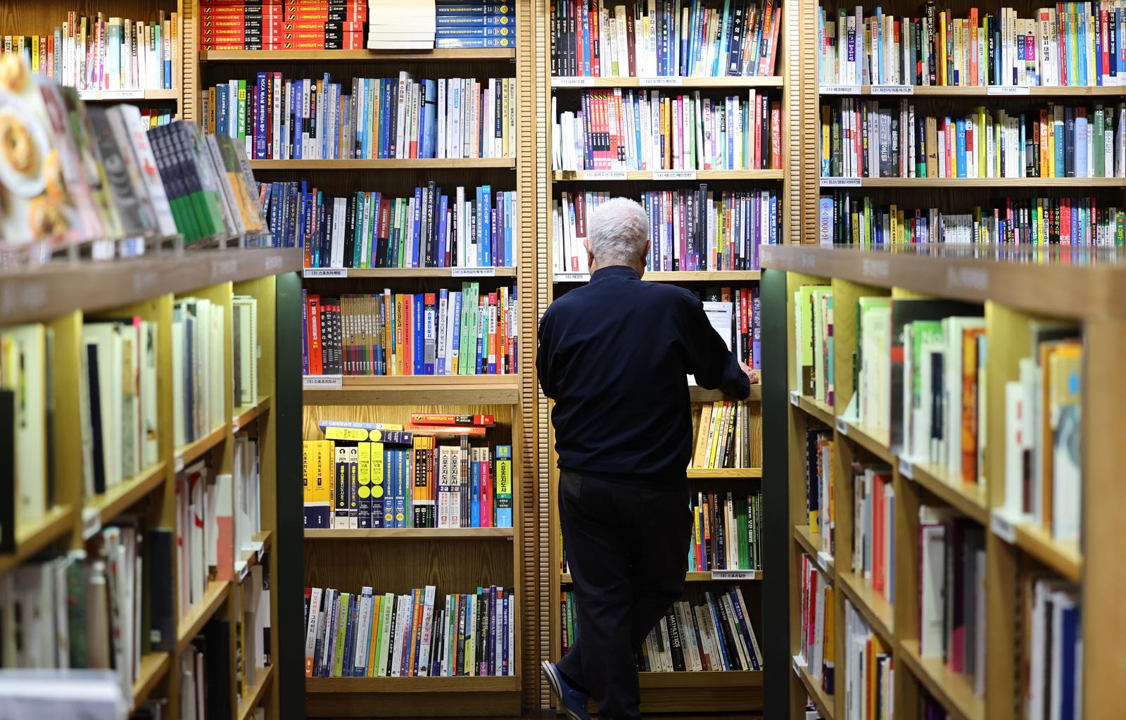 서울 종로구 교보문고 광화문점에서 고객이 책을 고르고 있다. 2024.04.23 뉴시스