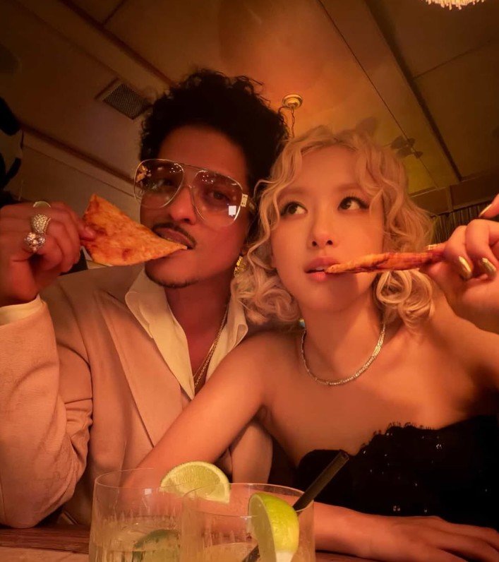 미국 팝스타 브루노 마스가 그룹 블랙핑크 로제와 ‘그래미 어워즈’ 무대를 마친 뒤 뒤풀이 현장을 공개했다. 인스타그램 캡처