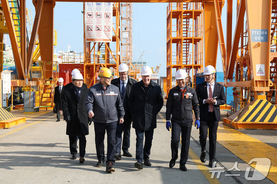 스티븐 퓨어 캐나다 국방조달 특임장관(가운데)이 2일 한화오션 거제사업장을 방문해 이두희 국방부 차관(왼쪽 첫 번째), 김희철 한화오션 대표(왼쪽 두 번째)와 함께 생산시설을 둘러보고 있다. (한화오션 제공. 재판매 및 DB 금지) 2026.2.2/뉴스1