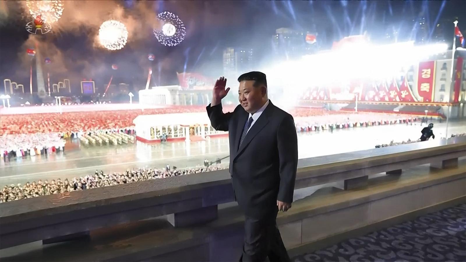 지난해  10월 평양 김일성광장에서 노동당 창건 80주년 경축 열병식이 성대히 거행됐다고 조선중앙TV가 11일 보도했다. 사진은 김정은 북한 국무위원장이 열병식을 마친 뒤 인사하고 있다. (사진=조선중앙TV 캡처) 2025.10.11 뉴시스