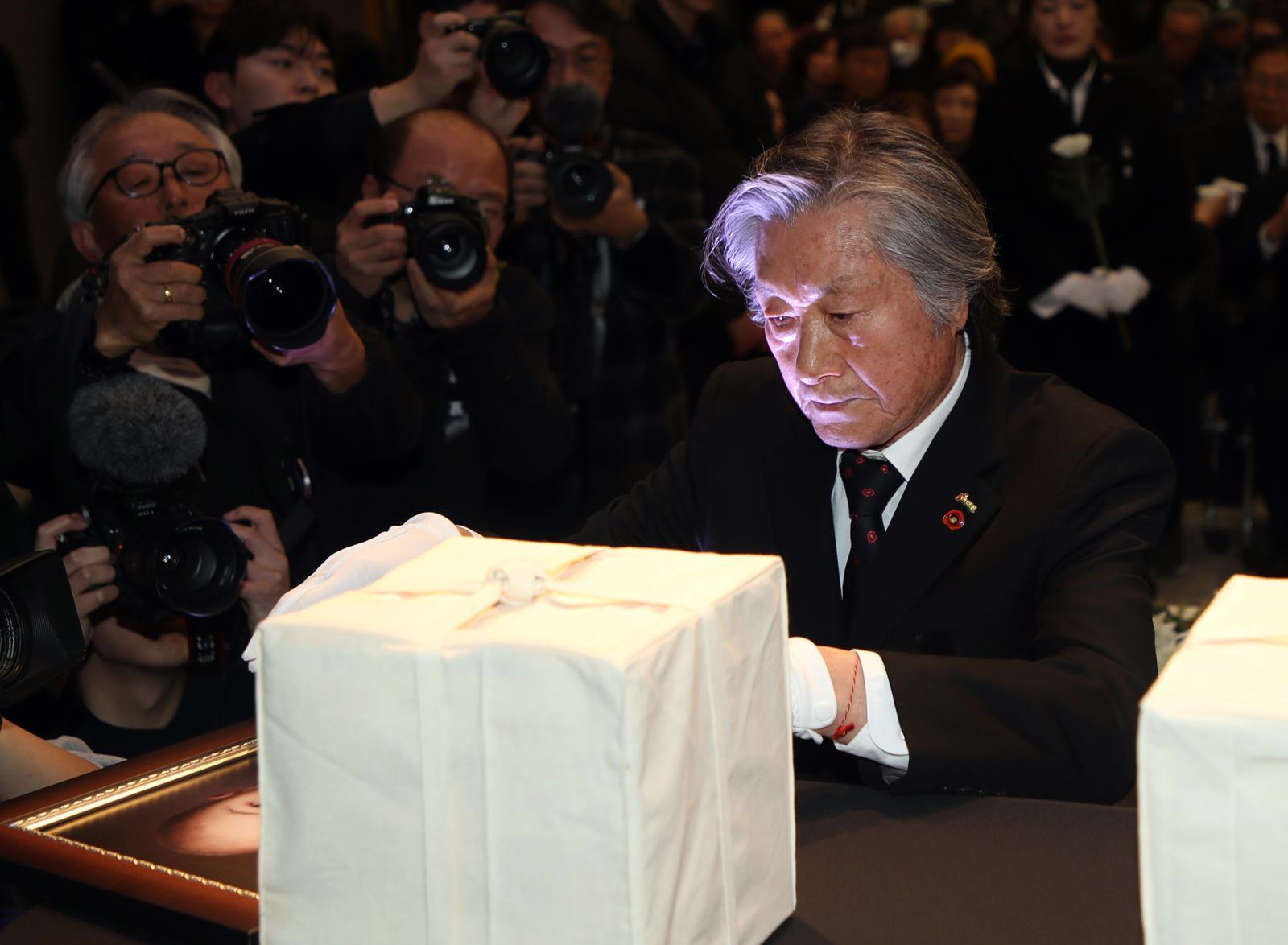 3일 오후 제주4･3평화공원 내 평화교육센터에서 열린 ‘4·3희생자 발굴유해 신원확인 결과 보고회’에서 송승문 전 4·3유족회장이 아버지의 유해를 살펴보고 있다. 2026.2.3/뉴스1