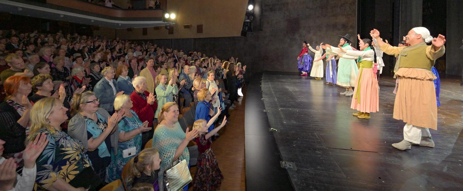 정선의 뮤지컬 퍼포먼스 ‘아리아라리’가 문화체육관광부의 ‘로컬 100’에 선정됐다. 사진은 지난해 6월 에스토니아 타르투에서 열린 ‘한국 문화의 날’에 공식 초청돼 공연 중인 아리아라리 모습. 정선군 제공