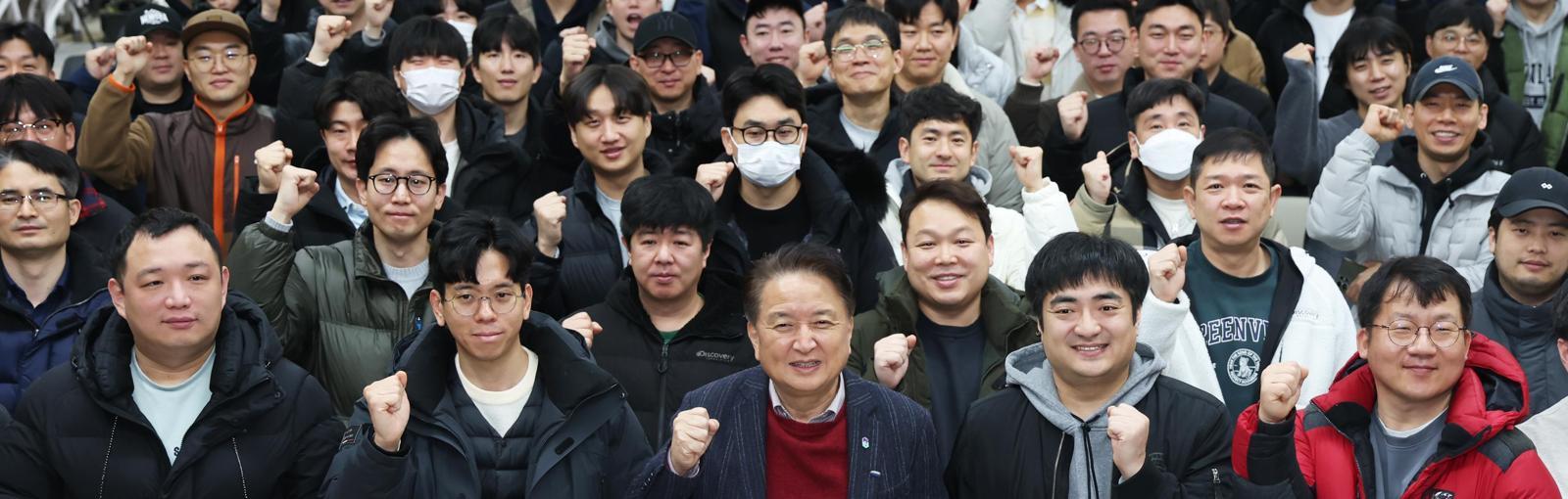 1일 충북도청 대회의실에서 열린 ‘2026년 충북 아빠단 확대 운영 설명회’에서 참석자들이 김영환 충북도지사(앞줄 가운데)와 함께 충북 출생아 1만 명 시대를 기원하는 손팻말을 들고 기념촬영을 하고 있다. 충북도 제공