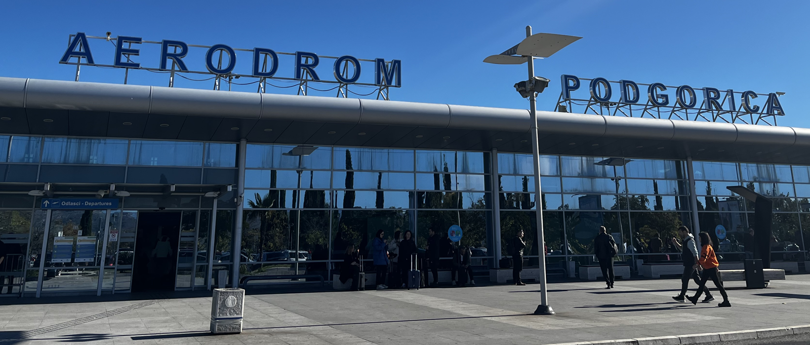 몬테네그로 포드고리차국제공항 여객터미널 앞 도로를 여행객들이 지나가고 있다. 이 공항에는 15개 항공사가 취항해 41개 노선이 운항하고 있다. 인천국제공항공사 제공
