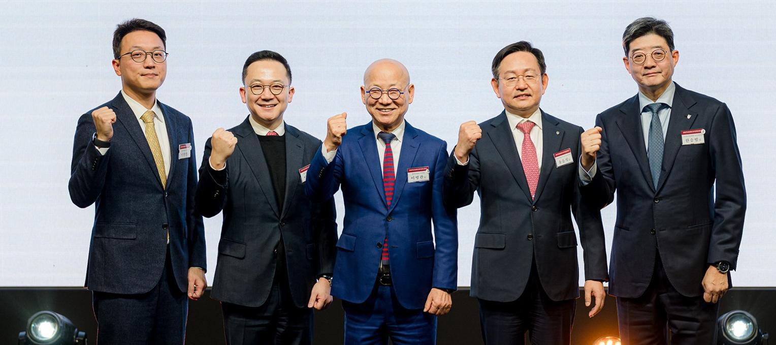 2일 전북 전주시 그랜드힐스턴 호텔에서 열린 고려대의료원 교류 협력 대자인병원 출범식에서 이병관 대자인병원 이사장(가운데)과 윤을식 고려대의료원 의무부총장(오른쪽에서 두 번째), 한승범 고려대 안암병원장(오른쪽) 등이 기념사진을 찍고 있다. 대자인병원 제공