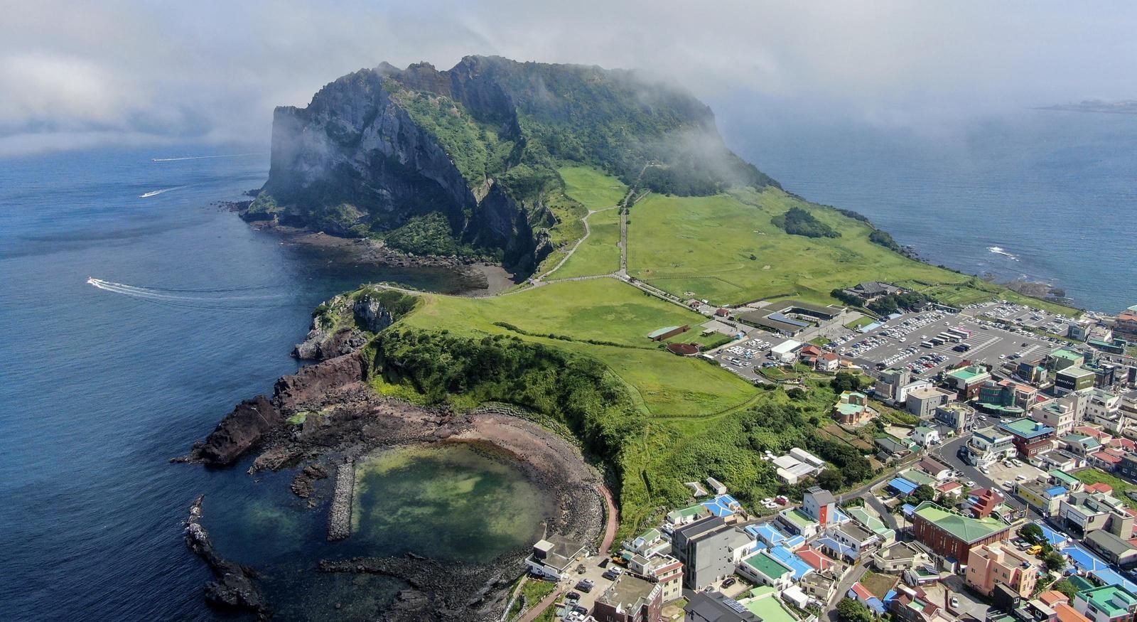 제주를 찾는 관광객이 매년 1300만 명을 넘고 있지만 관광지를 비롯한 공공시설물은 큰 적자에 시달리고 있다. 사진은 제주의 대표적 관광지인 성산일출봉. 제주도 제공