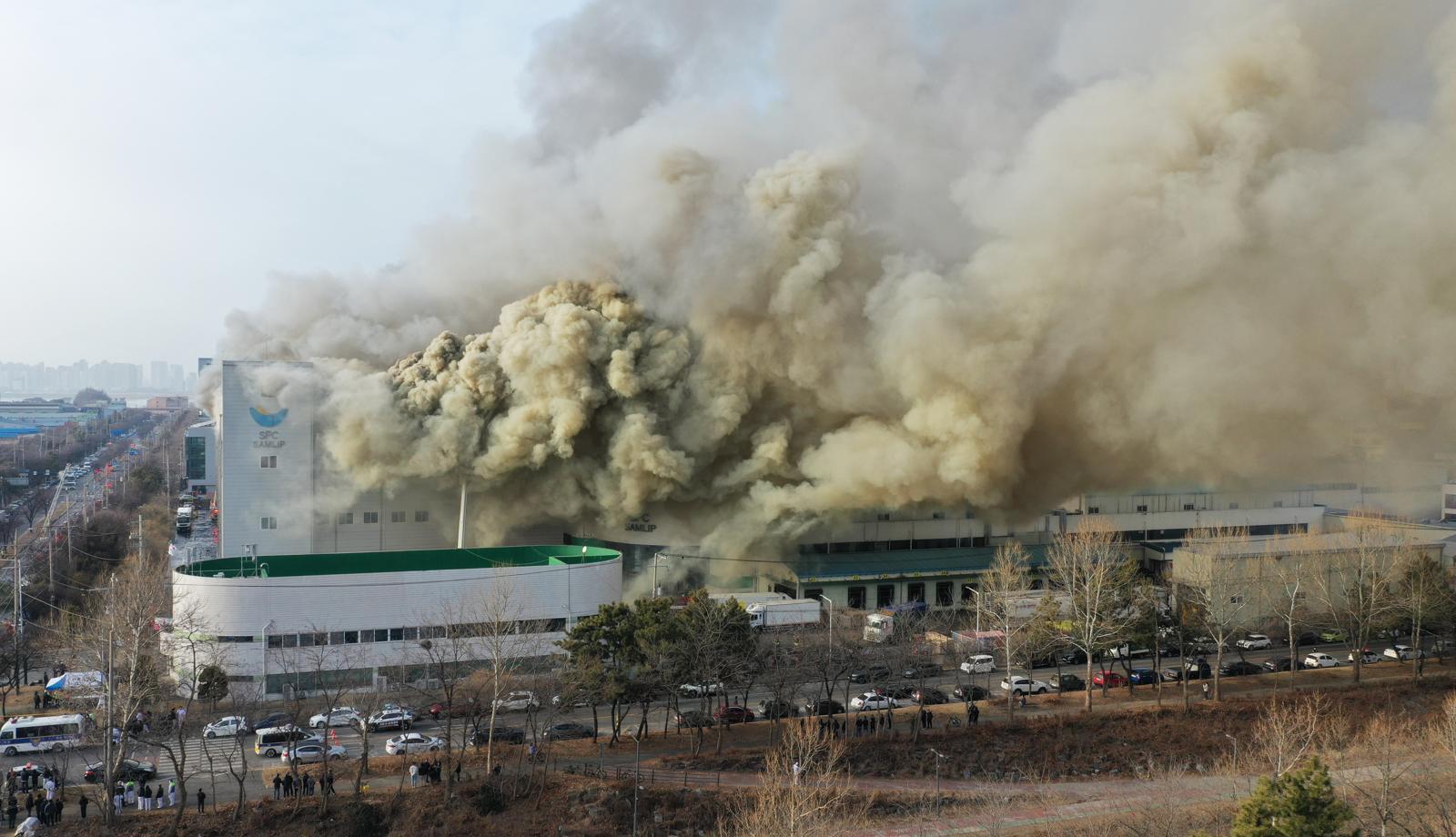 3일 오후 경기 시흥시 정왕동 SPC삼립 시화공장에서 불이 나 소방 당국이 대응 1단계를 발령하고 진화 작업을 벌이고 있다. 2026.2.3/뉴스1