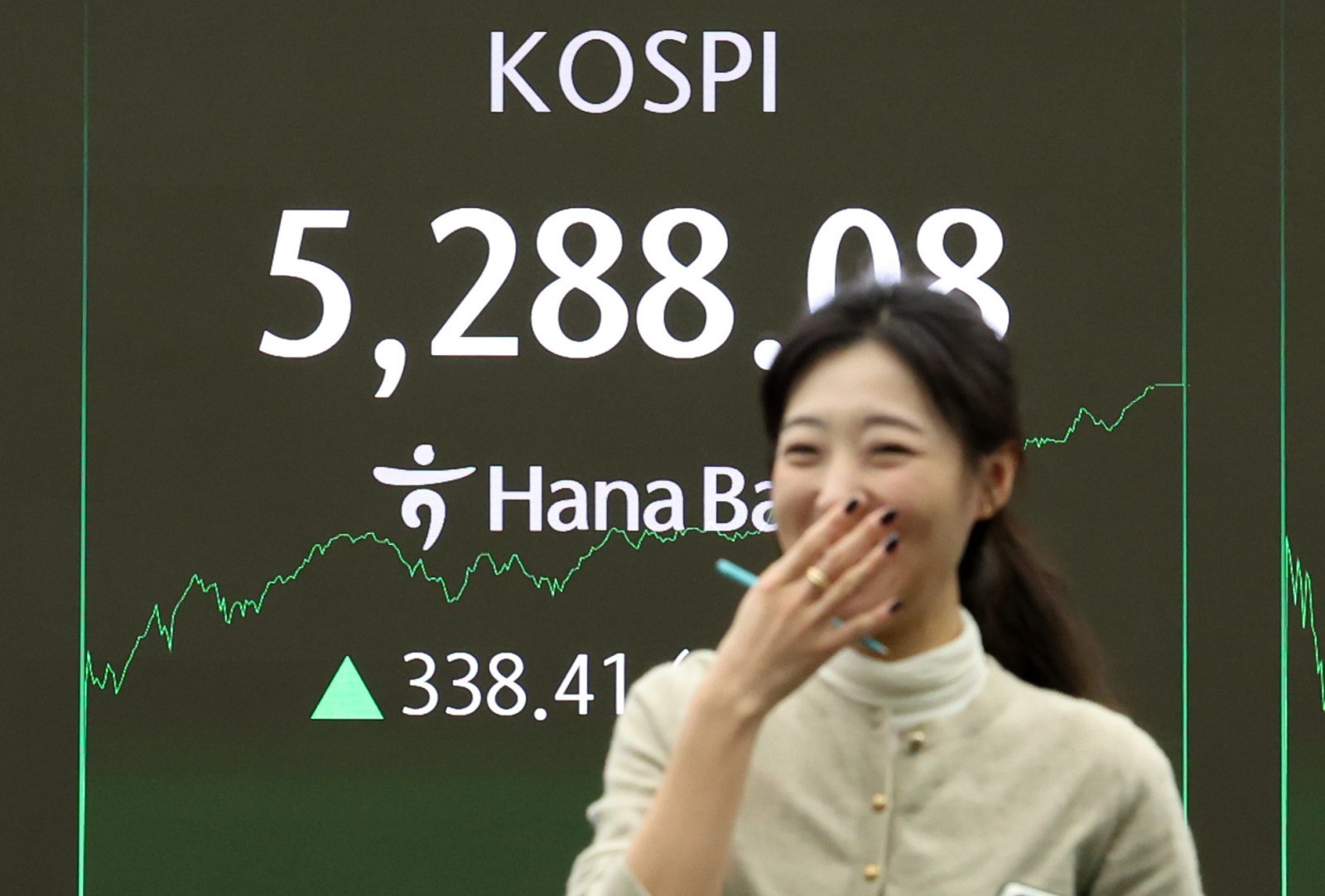 코스피가 전 거래일(4949.67)보다 338.41포인트(6.84%) 오른 5288.08에 마감한 3일 오후 서울 중구 하나은행 딜링룸 전광판에 지수가 표시되어 있다.  코스닥 지수는 전 거래일(1098.36)보다 45.97포인트(4.19%) 오른 1144.33, 서울 외환시장에서 원·달러 환율은 전 거래일(1464.3원)보다 18.9원 내린 1445.4원에 주간 거래를 마감했다. 2026.02.03. 서울=뉴시스 20hwan@newsis.com