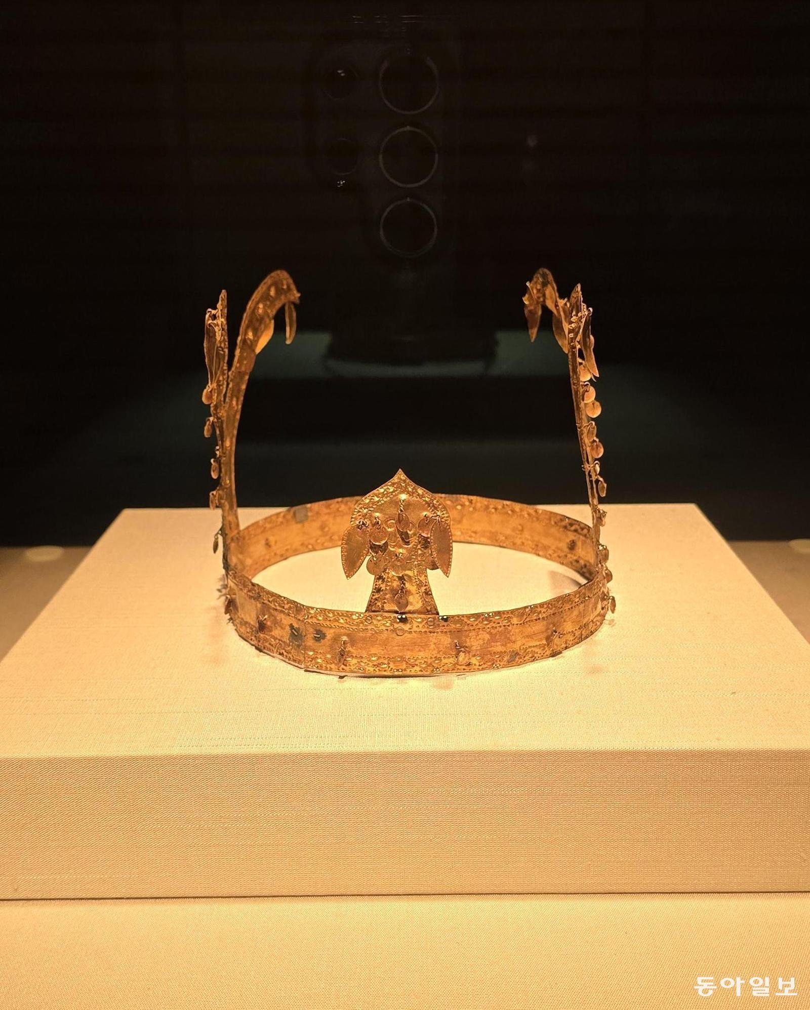 일본 도쿄국립박물관 동양관 5층의 한국관에 전시된 가야의 ‘금제관’. 일제강점기 일본 사업가 오구라 다케노스케가 사들였고 사후 그의 아들이 일본 정부에 기증한 ‘오구라 컬렉션’의 일부다. 정부가 환수를 시도 중이나 일본은 거부했다. 도쿄=황인찬 특파원 hic@donga.com