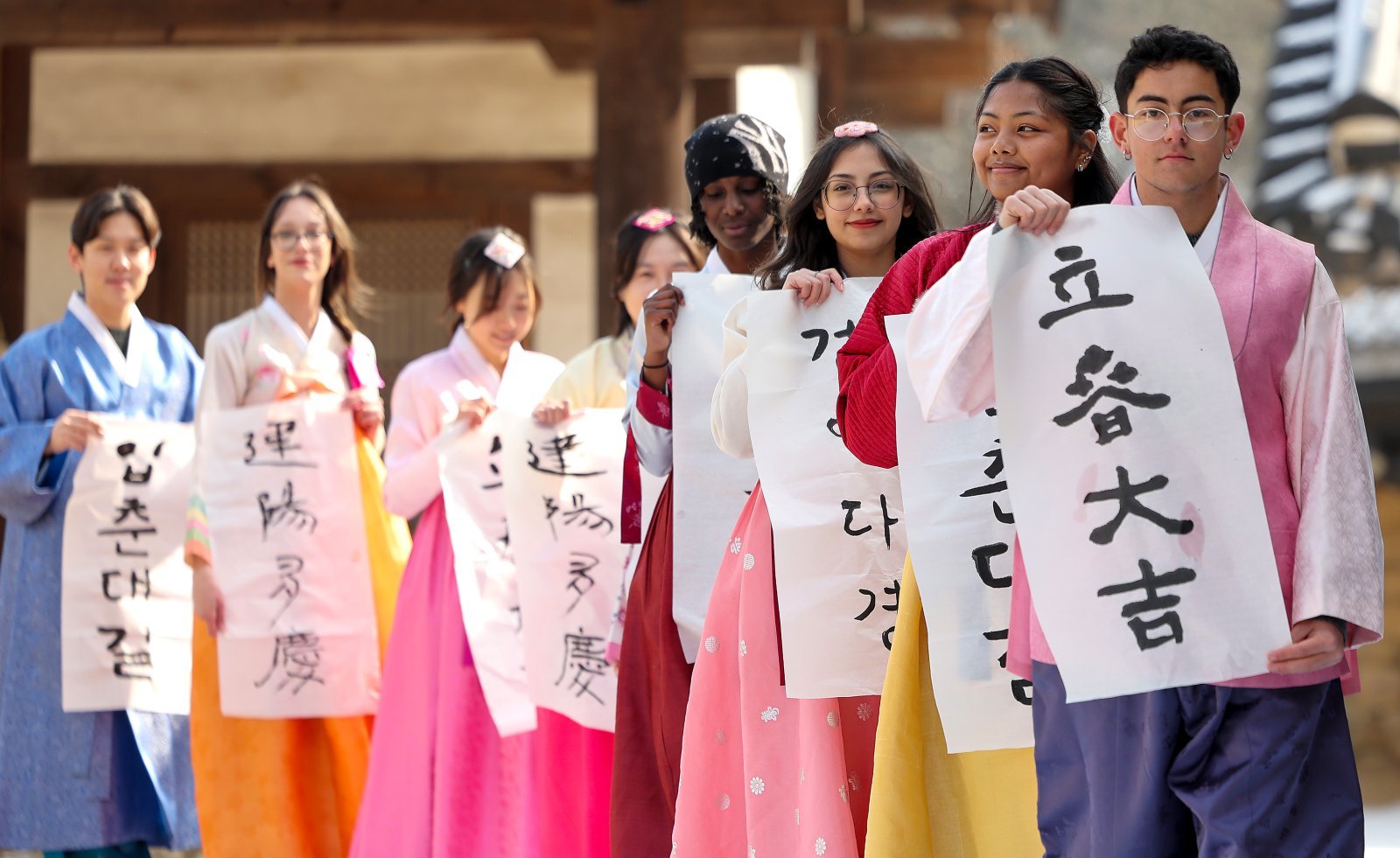 절기상 입춘(立春)을 이틀 앞둔 2일 경북 경산시 영남대학교 민속촌에서 한국 전통문화 체험에 참여한 외국인 유학생들이 ‘입춘대길‘ ‘건양다경’ 등이 적힌 입춘첩을 들고 구계서원 진덕문으로 향하고 있다. 2026.02.02. [경산=뉴시스]