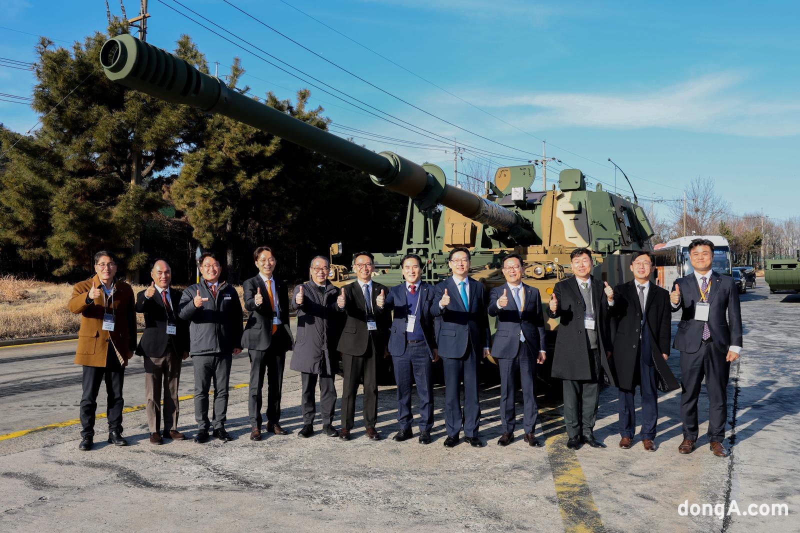 3일 경남 창원특례시 한화에어로스페이스 3사업장에서 열린 ‘방산·항공우주산업 혁신을 위한 상생협력 선포식’ 이후 관계자들이 K9 자주포 앞에서 기념촬영을 하고 있다.