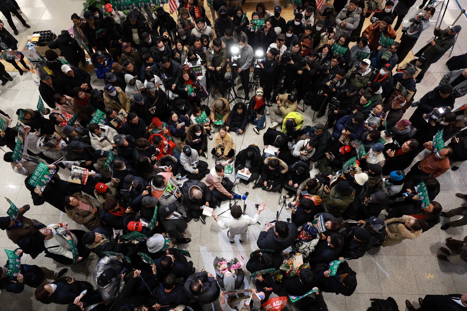 전한길 전 한국사 강사가 3일 인천국제공항 제2여객터미널로 귀국해 기자회견을 갖고 있다. 뉴스1
