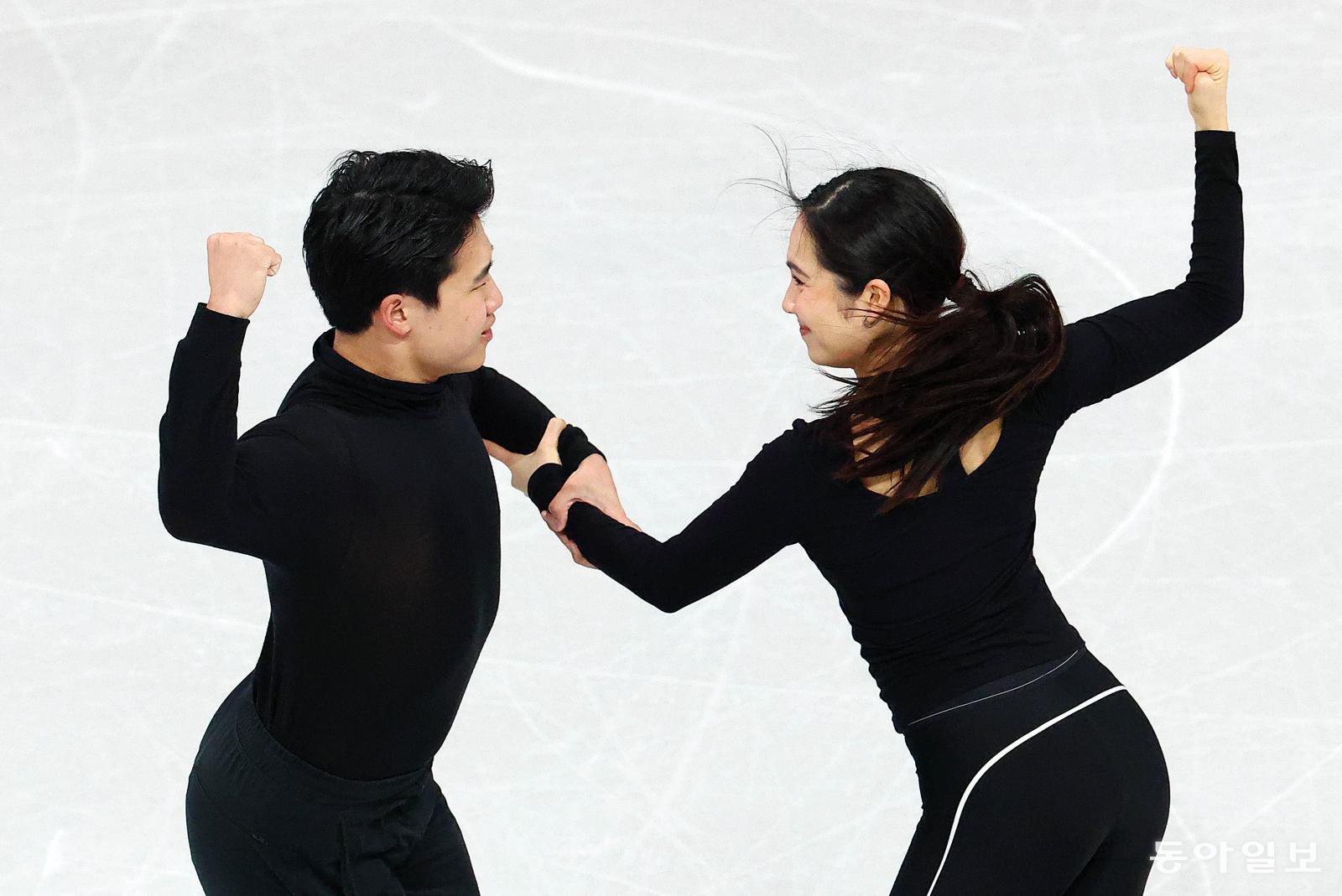 3일 오전 밀라노 아이스 스케이팅 아레나에서 공식 훈련을 한 임해나-권예 조. 밀라노= 전영한 기자 scoopjyh@donga.com