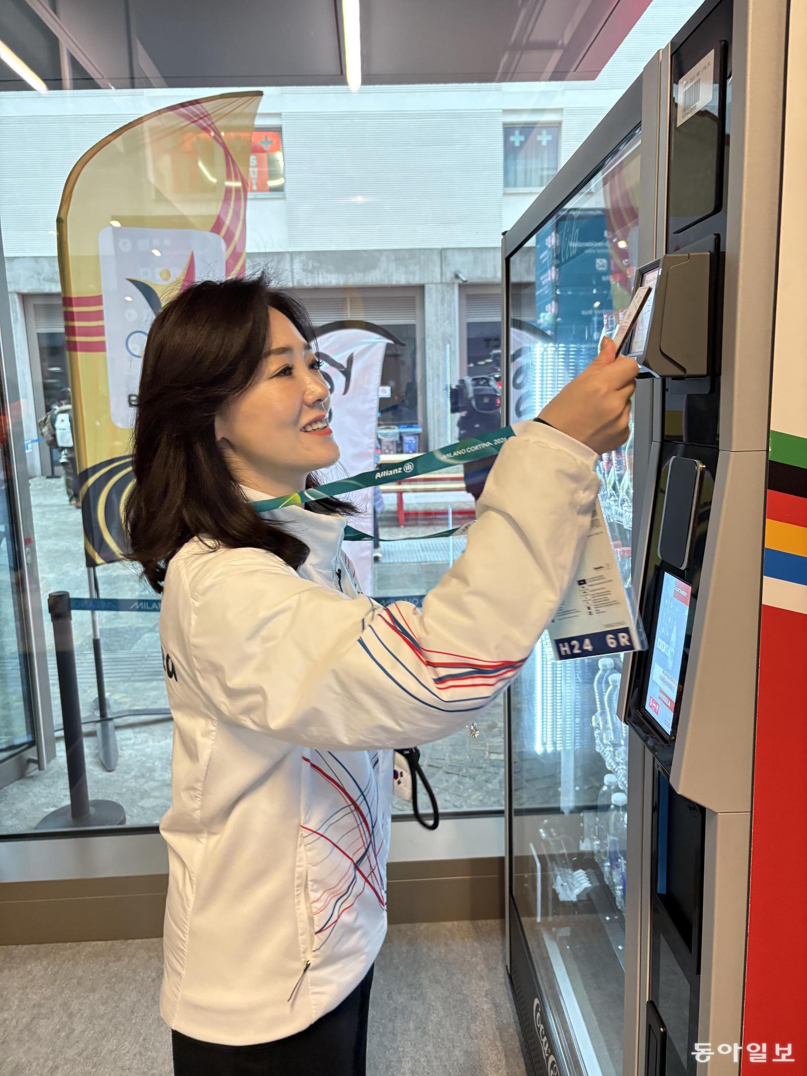 이수경 한국 선수단장이 선수촌 내 자판기에서 음료를 뽑고 있다. 밀라노=임보미 기자 bom@donga.com