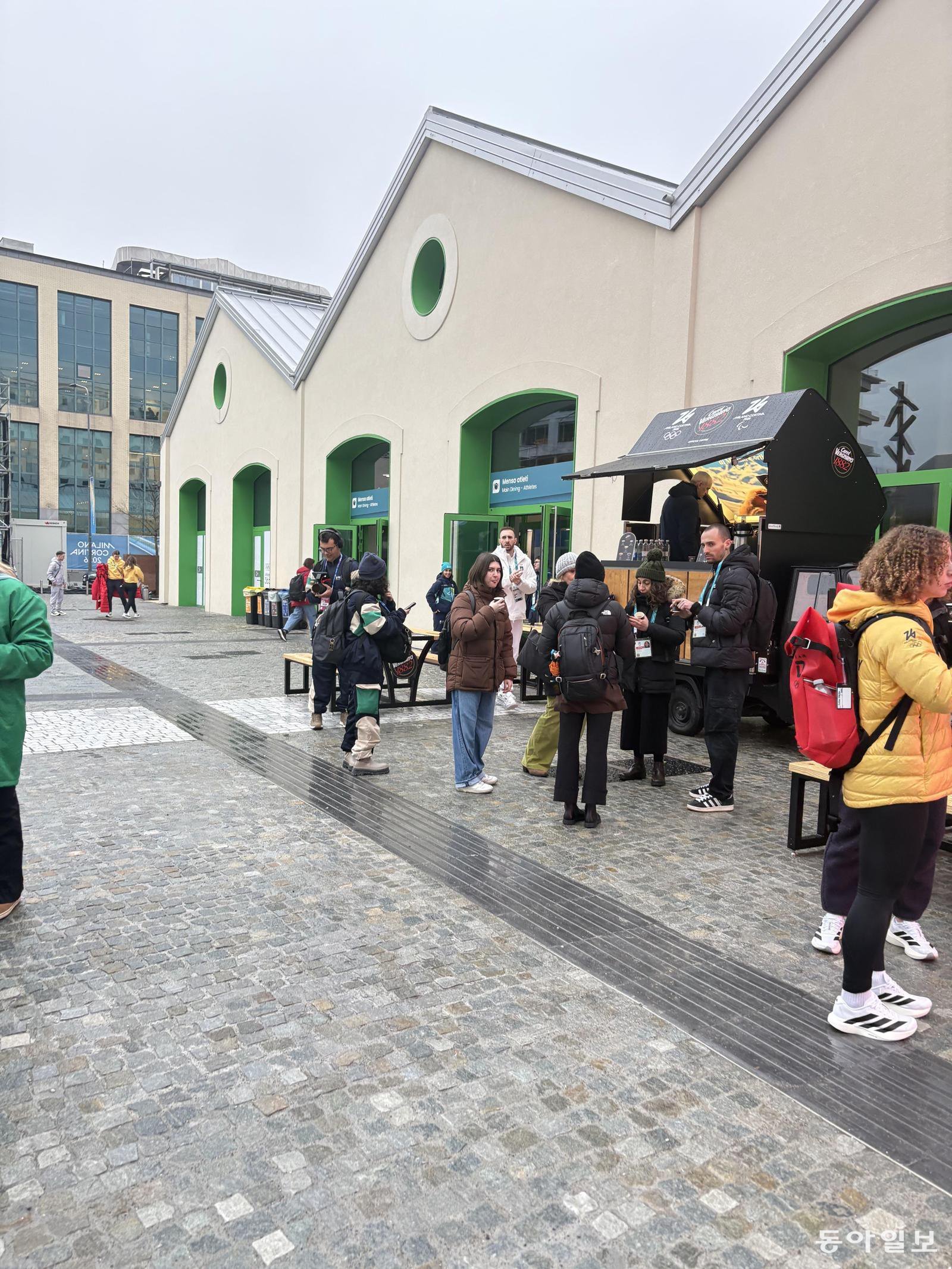 밀라노 올림픽 선수촌 ‘커피차’ 앞에서 커피를 마시고 있는 선수, 관계자들. 밀라노=임보미 기자 bom@donga.com