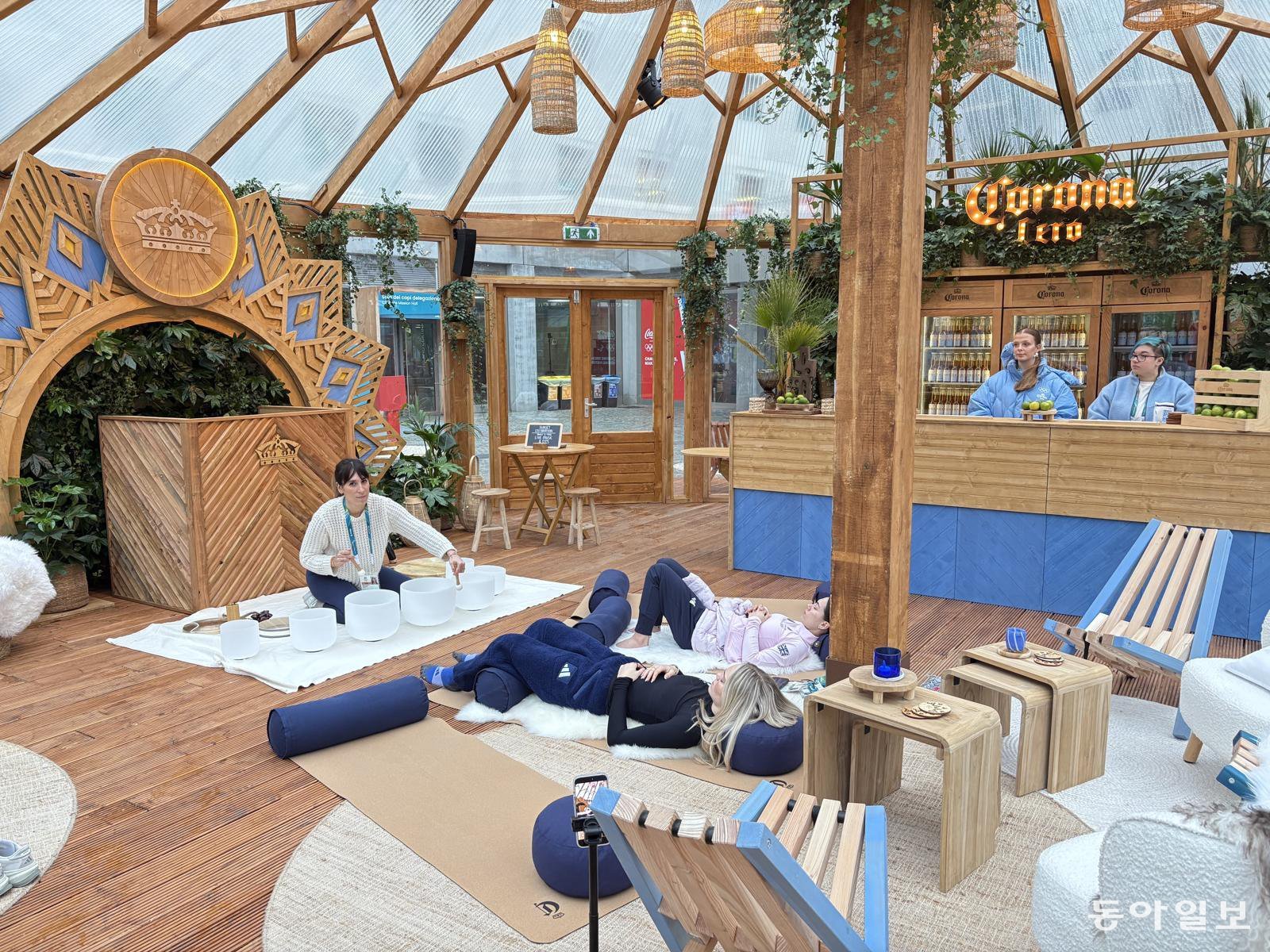 밀라노 올림픽 선수촌 중앙 광장 부근에 있는 휴게 공간. 밀라노=임보미 기자 bom@donga.com