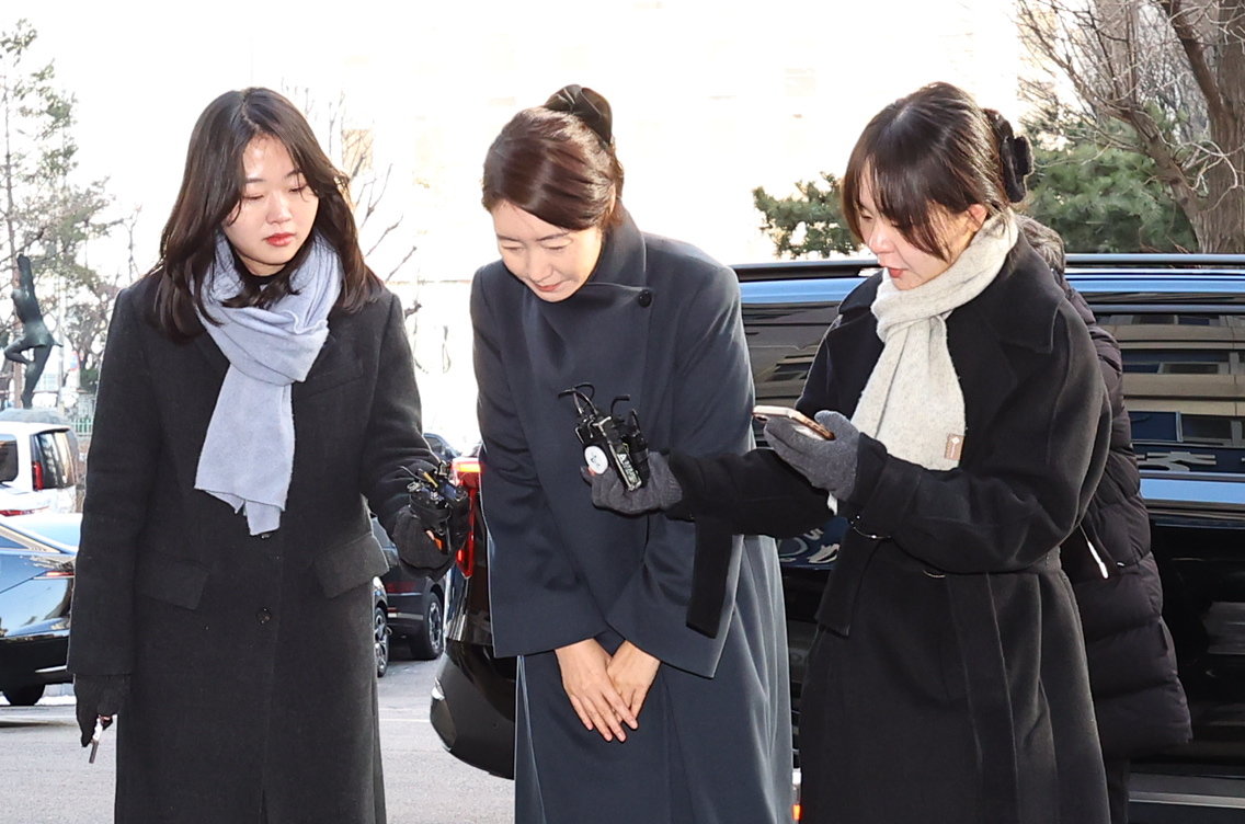 공천헌금 1억원을 수수한 혐의를 받는 강선우 무소속 의원이 2차 경찰 조사를 받기 위해 3일 오전 서울 마포구 서울경찰청 광역수사단 공공범죄수사대로 출석하며 발언 후 인사하고 있다. 2026.02.03 뉴시스