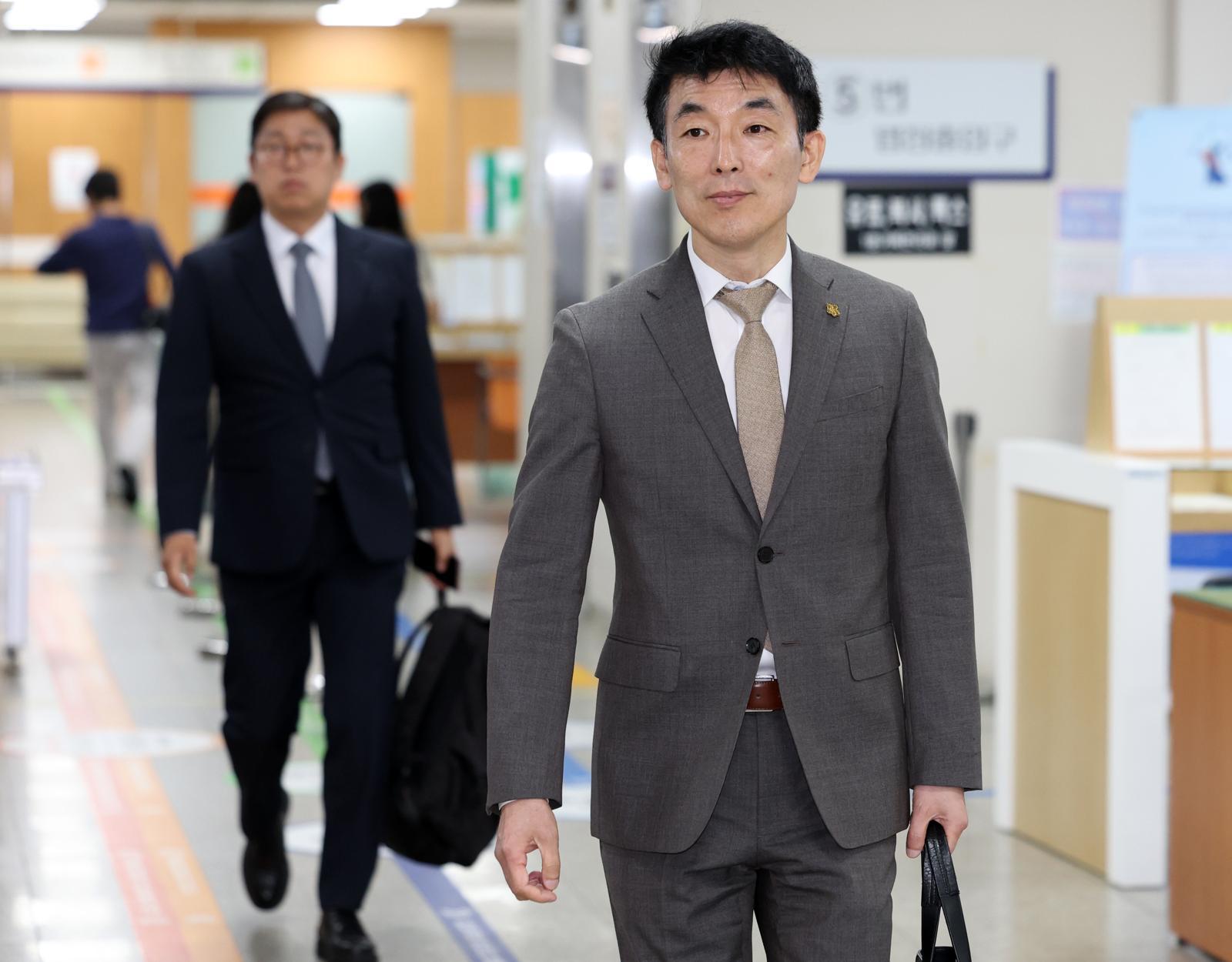 김용현 전 국방부 장관의 변호인 이하상 변호사가 25일 오전 서울 서초구 서울중앙지방법원에서 열린 김 전 장관의 구속영장 심문기일에 출석하고 있다. 2025.06.25 [서울=뉴시스]