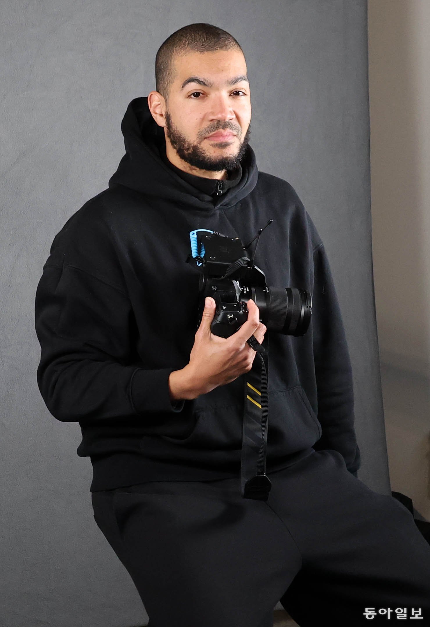 2026 밀라노-코르티나담페초 겨울올림픽 참가 선수들의 공식 사진을 촬영하는 조이 샤펠 씨(프랑스)가 2일 밀라노 스피드스케이팅 스타디움 입구 인근에 위치한 간이 스튜디오 의자에 앉아 선수들을 기다리고 있다. 밀라노=전영한 기자 scoopjyh@donga.com