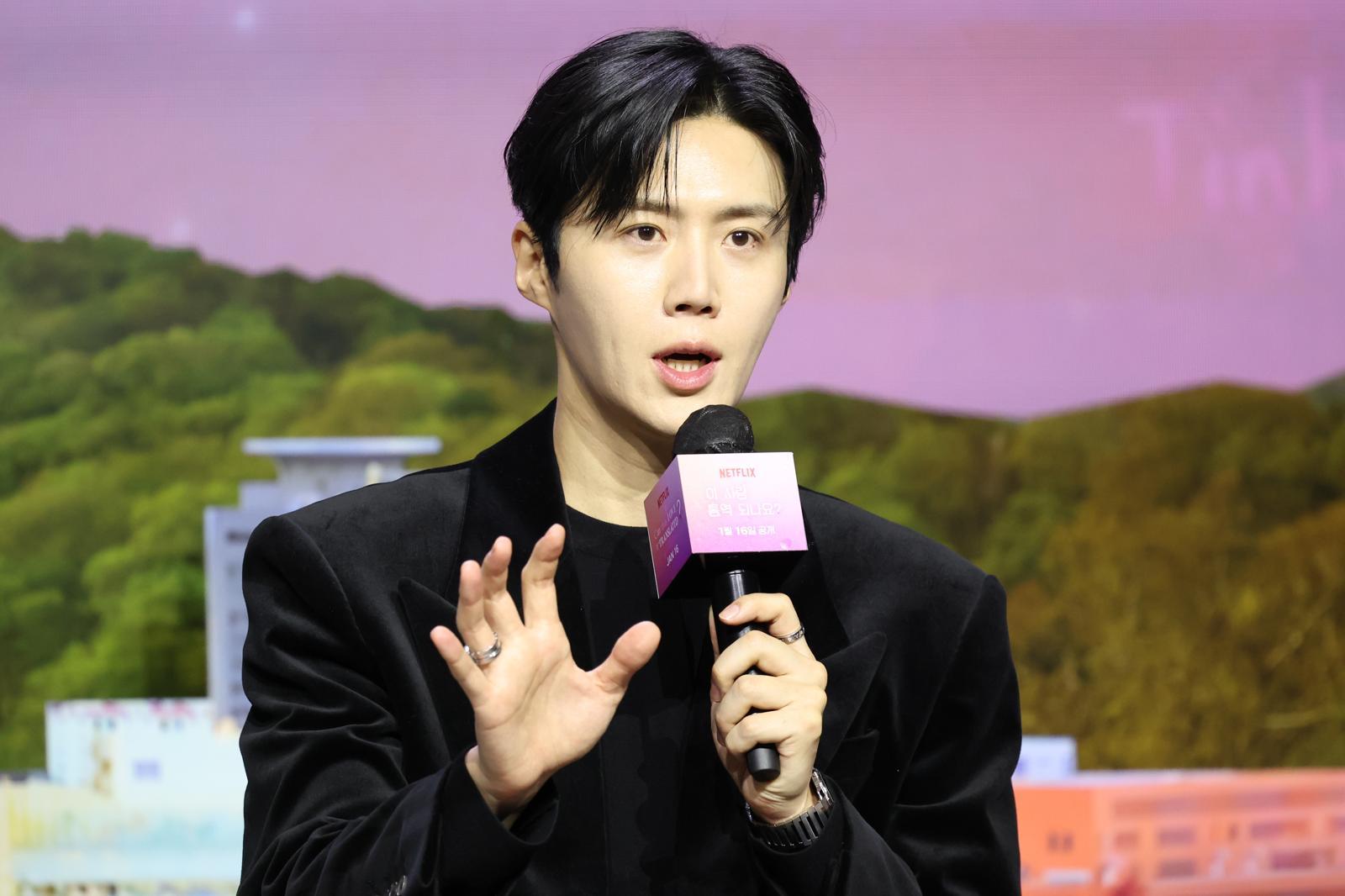 배우 김선호가 13일 오전 서울 강남구 조선 팰리스 서울 강남에서 열린 넷플릭스 시리즈 ‘이 사랑 통역 되나요?’ 제작발표회에서 취재진 질문에 답변하고 있다. 2026.01.13 뉴시스