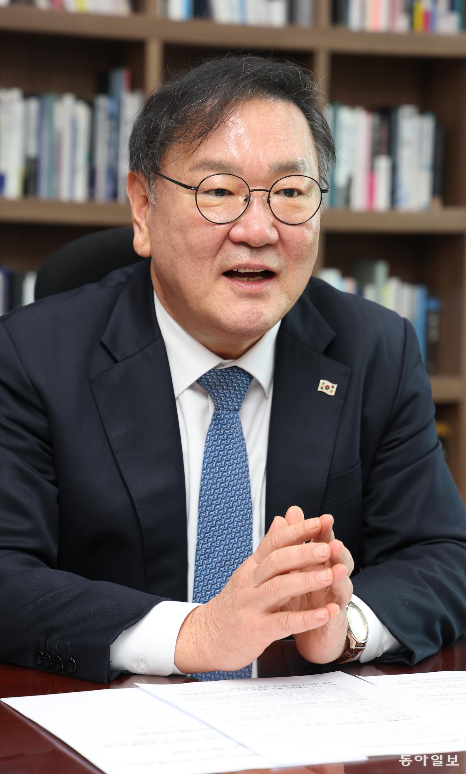 더불어민주당 최대 의원 공부 모인인 ‘경제는 민주당’ 좌장을 맡고 있는 김태년 의원이 3일 동아일보와의 인터뷰를 하는 모습. 당 정책위의장을 2번 역임한 김 의원은 당내 대표적인 ‘정책통’으로 꼽힌다. 	이훈구 기자 ufo@donga.com