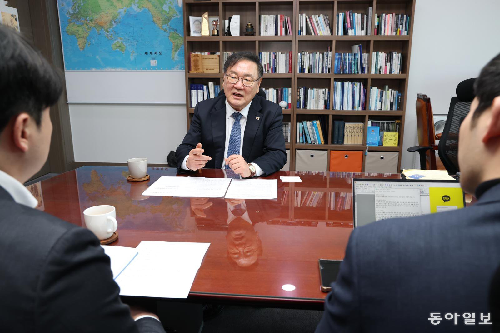 더불어민주당 김태년 의원이 3일 국회 의원회관에서 동아일보와 인터뷰를 하고 있다. 김 의원은 “하반기 국회의장에 도전할 것”이라며 “국회도 더 긴장감을 가지고, 더 유능하게 일해야 한다”고 했다. 이훈구 기자 ufo@donga.com