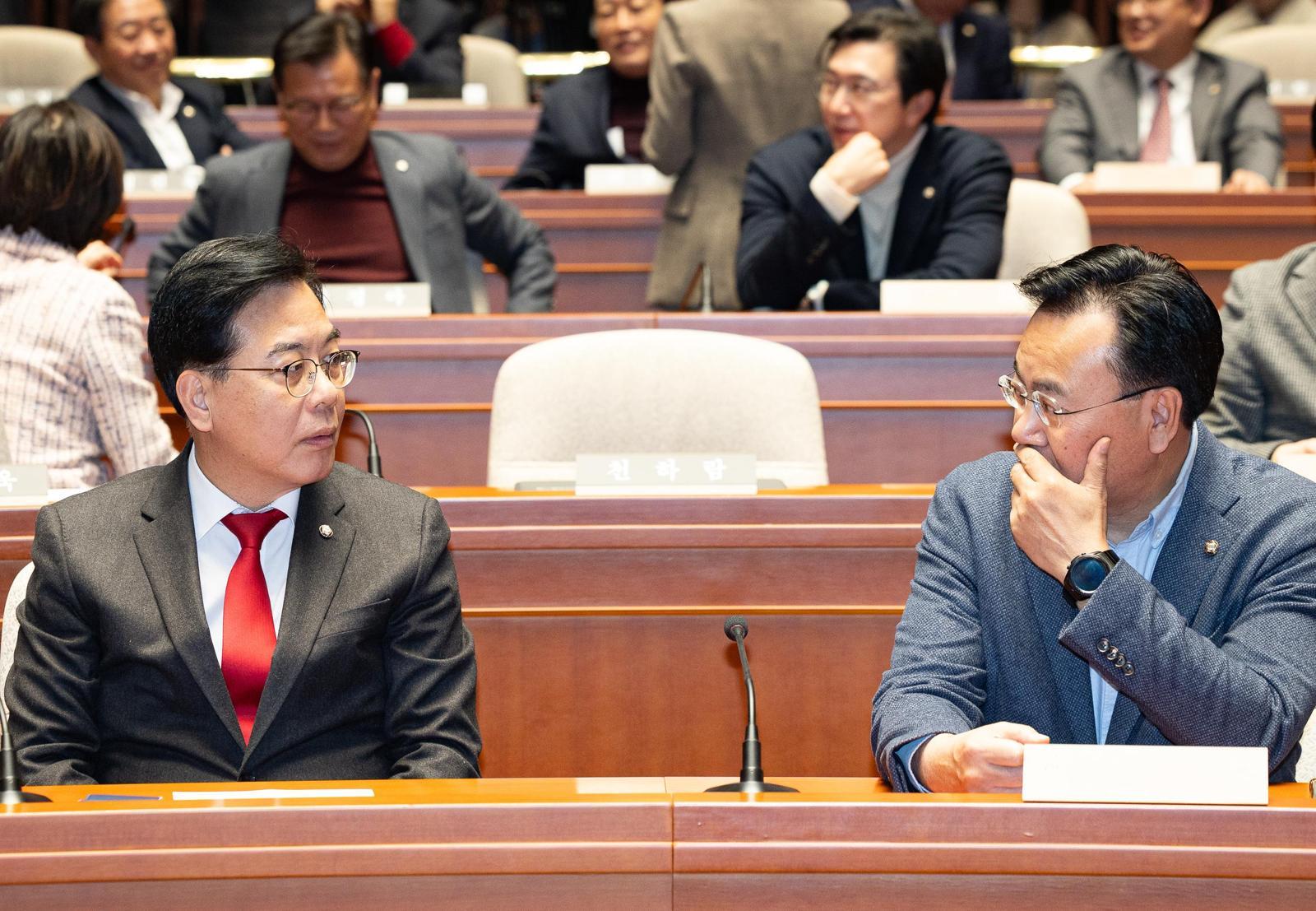 국민의힘 송언석 원내대표(앞줄 왼쪽)가 2일 서울 여의도 국회에서 열린 의원총회에서 유상범 원내운영수석부대표와 대화하고 있다. 뉴스1