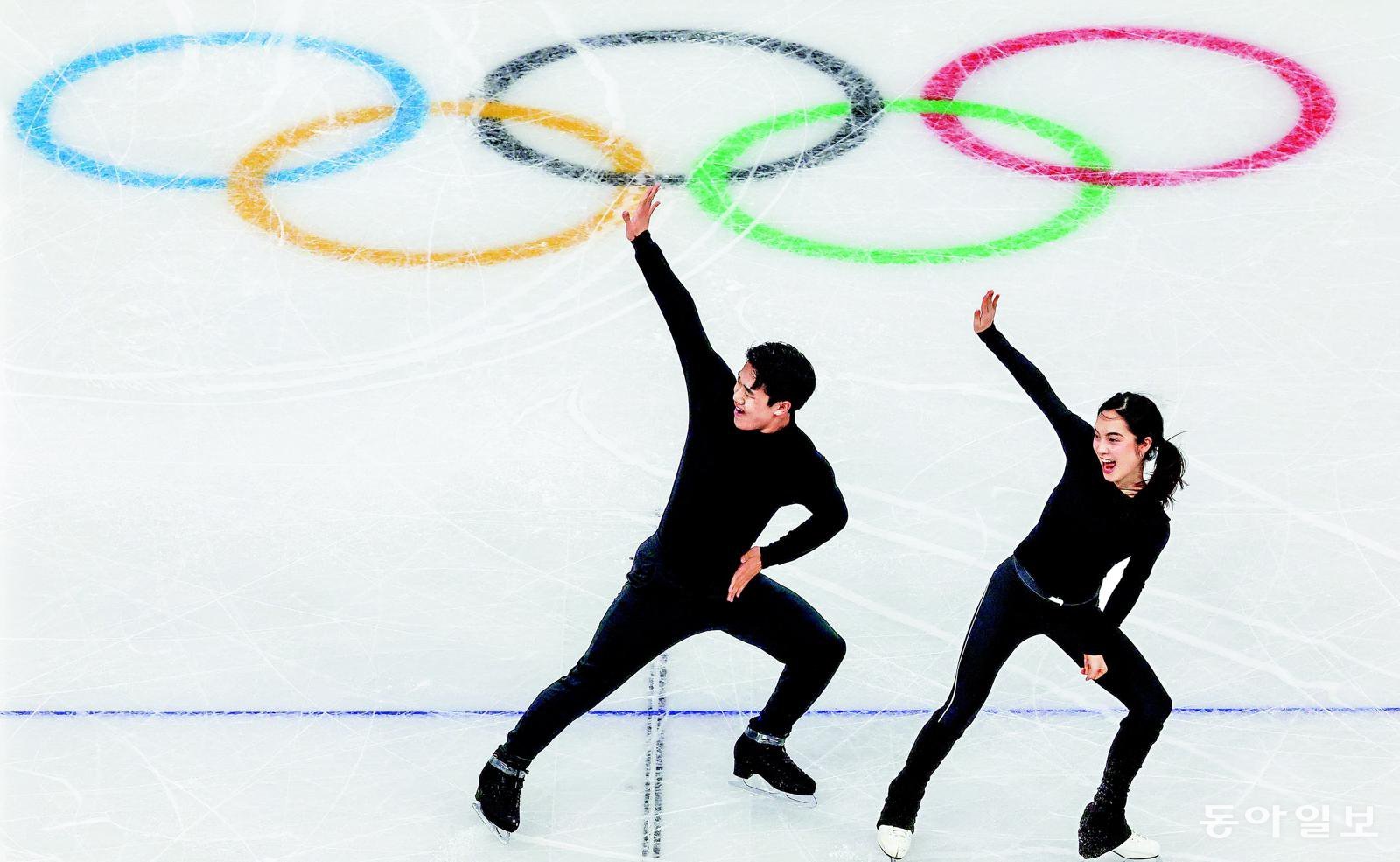 3일(현지시간)오전 이탈리아 밀라노 아이스 스케이팅 아레나에서 피겨 아이스댄스 경기를 앞두고 한국 국가대표 임해나-권예 선수가 연습을 하고 있다.  전영한 기자 scoopjyh@donga.com