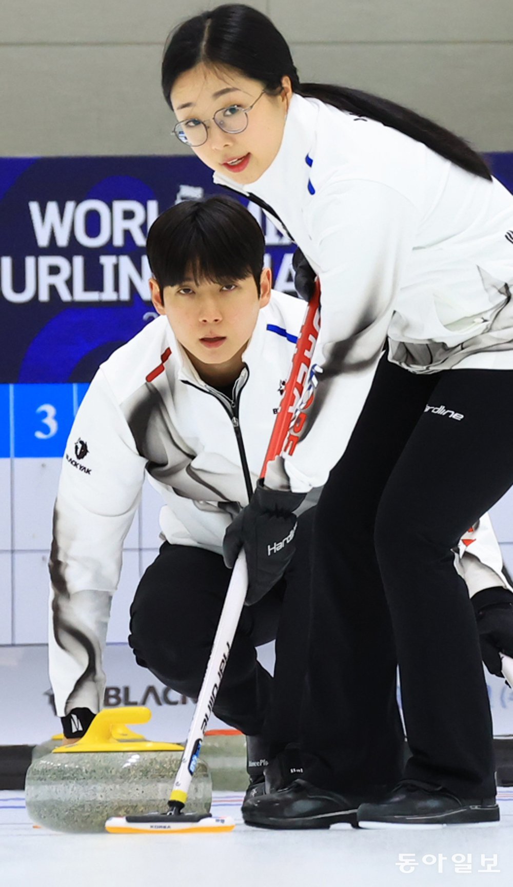 2026 밀라노-코르티나담페초 겨울올림픽 전 종목을 통틀어 첫 경기에 출전하는 한국 컬링 믹스더블 대표팀 김선영(오른쪽)과 정영석은 “긴장하기보다는 국민들의 첫 스포트라이트를 즐기는 마음으로 경기에 임하겠다”고 말했다. 사진은 김선영-정영석 조가 지난달 7일 충북 진천선수촌에서 훈련하고 있는 모습. 진천=전영한 기자 scoopjyh@donga.com