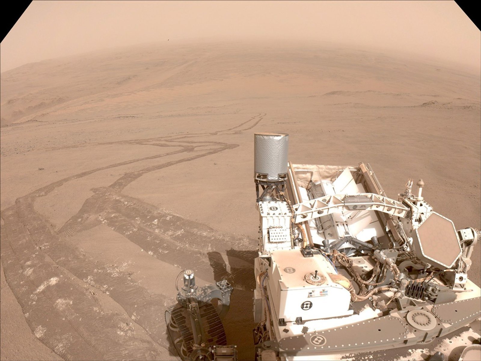 미국 항공우주국(NASA) 제트추진연구소(JPL)의 화성 탐사로버 퍼서비어런스의 임무 궤적을 탑재 카메라가 촬영한 모습. 2024년 10월 11일(미 현지시각) 화성 임무수행 1295일째 촬영됐다. 화성 예제로 분화구 가장자리를 올라가며 남긴 로버의 궤적이 보인다. (NASA 제공/JPL-칼텍)