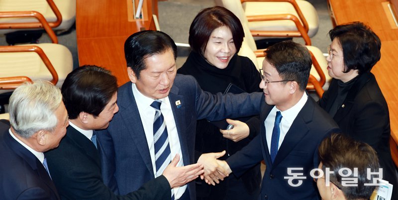 더불어민주당 한병도 원내대표(오른쪽에서 두 번째)가 3일 서울 여의도 국회 본회의장에서 교섭단체 대표 연설을 마친 뒤 동료 의원들과 악수하고 있다. 한 원내대표는 첫 교섭단체 대표 연설에서 “2월 국회 내 행정통합특별법 및 지방자치법을 처리하겠다”고 말했다. 장승윤 기자 tomato99@donga.com