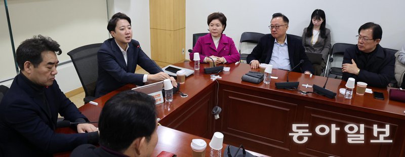 개혁신당 이준석 대표(왼쪽에서 두 번째)가 3일 서울 여의도 국회 의원회관에서 국민의힘 소장·개혁파 모임 ‘대안과 미래’가 주최한 ‘위기의 한국 보수에 대한 진단과 해법’ 토론회에 참석해 발언하고 있다. 이 대표는 이날 국민의힘 장동혁 대표를 겨냥해 “‘우리가 황교안이다’를 외칠 때부터 불안했다”고 했다. 장승윤 기자 tomato99@donga.com