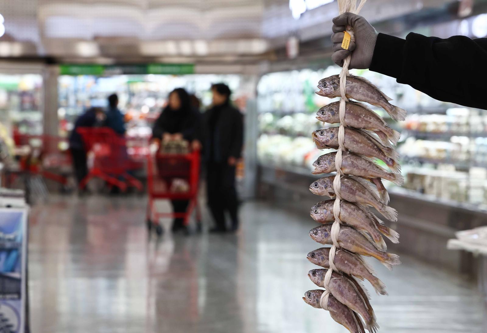 3일 서울 시내 한 대형마트에서 점원이 굴비를 들어보이고 있다. 국가데이터처가 발표한 ‘2026년 1월 소비자물가 동향’에 따르면 1월 소비자물가상승률이 석유류 가격 안정의 영향으로 지난해 8월 이후 가장 낮은 2.0%를 기록했다. 하지만 사과, 조기 등 성수품을 중심으로 먹거리 가격은 여전히 높은 수준을 나타냈다. 쌀(18.3%), 사과(10.8%), 고등어(11.7%), 수입쇠고기(7.2%), 조기(21.0%), 고등어(11.7%), 달걀(6.8%), 국산쇠고기(3.7%) 등이 높은 상승폭을 나타냈다. 2026.02.03. [서울=뉴시스]